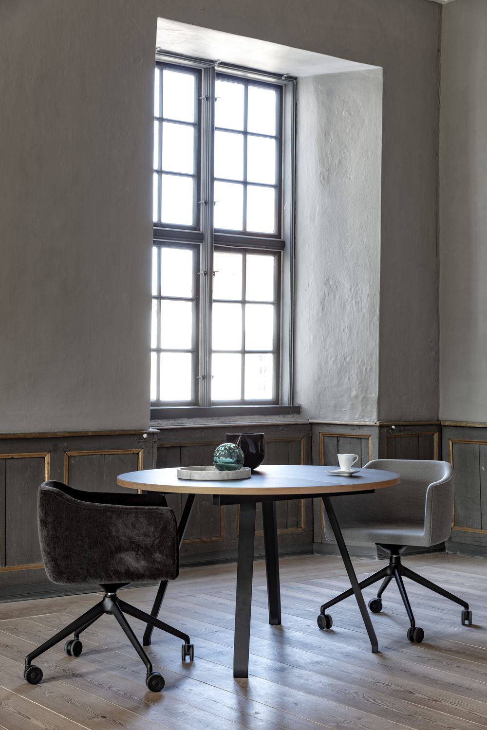 Bent Hansen -Primum -Tabelle, Tischbeine in matt lackierter Eiche/Arbeitsplatte in Eichenfurnier