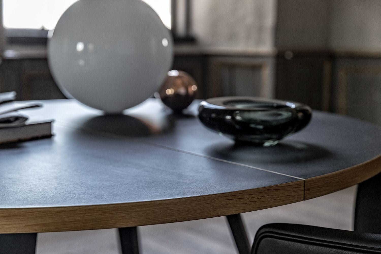 Bent Hansen -Primum -Tabelle, Tischbeine in matt lackierter Eiche/Arbeitsplatte in Eichenfurnier