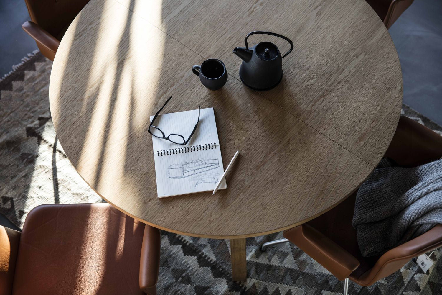 Gebogener Hansen -Primum -Tisch, Tischbeine in schwarzpulverbeschichtetem Stahl/Arbeitsplatte im schwarzen Linoleum