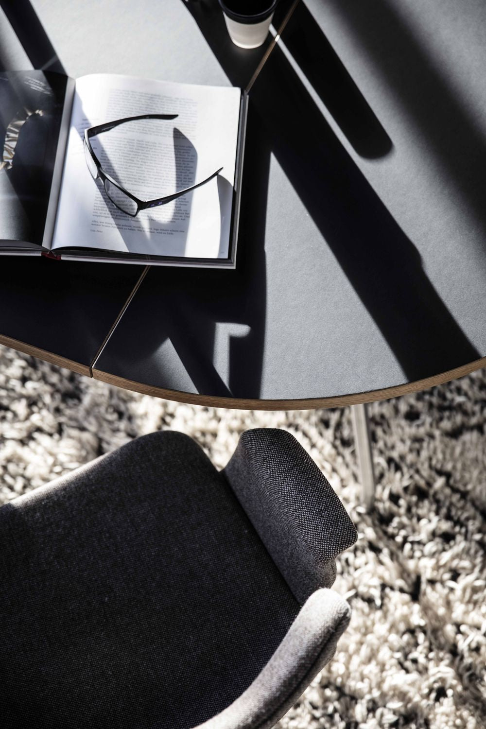 Gebogener Hansen -Primum -Tisch, Tischbeine in schwarzpulverbeschichtetem Stahl/Arbeitsplatte im schwarzen Linoleum
