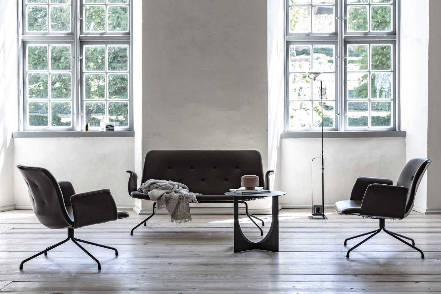 Bent Hansen Primum 2 Person -Sofa mit Armlehnen, Rahmen in schwarzem pulverbeschichtetem Stahl/Cognac Adrian Leder
