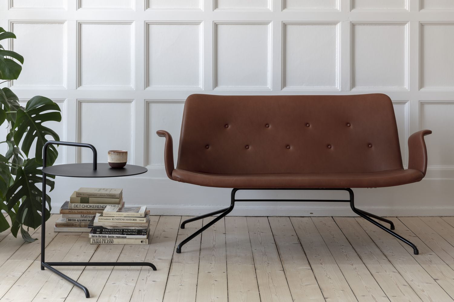 Bent Hansen Primum 2 Person -Sofa mit Armlehnen, Rahmen in schwarzem pulverbeschichtetem Stahl/Cognac Adrian Leder