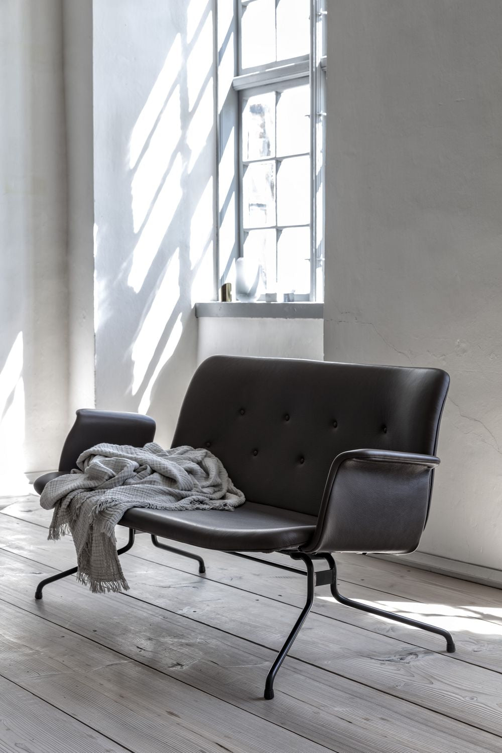 Bent Hansen Primum 2 Person -Sofa mit Armlehnen, Rahmen in schwarzem pulverbeschichtetem Stahl/schwarzem Adrian Leder