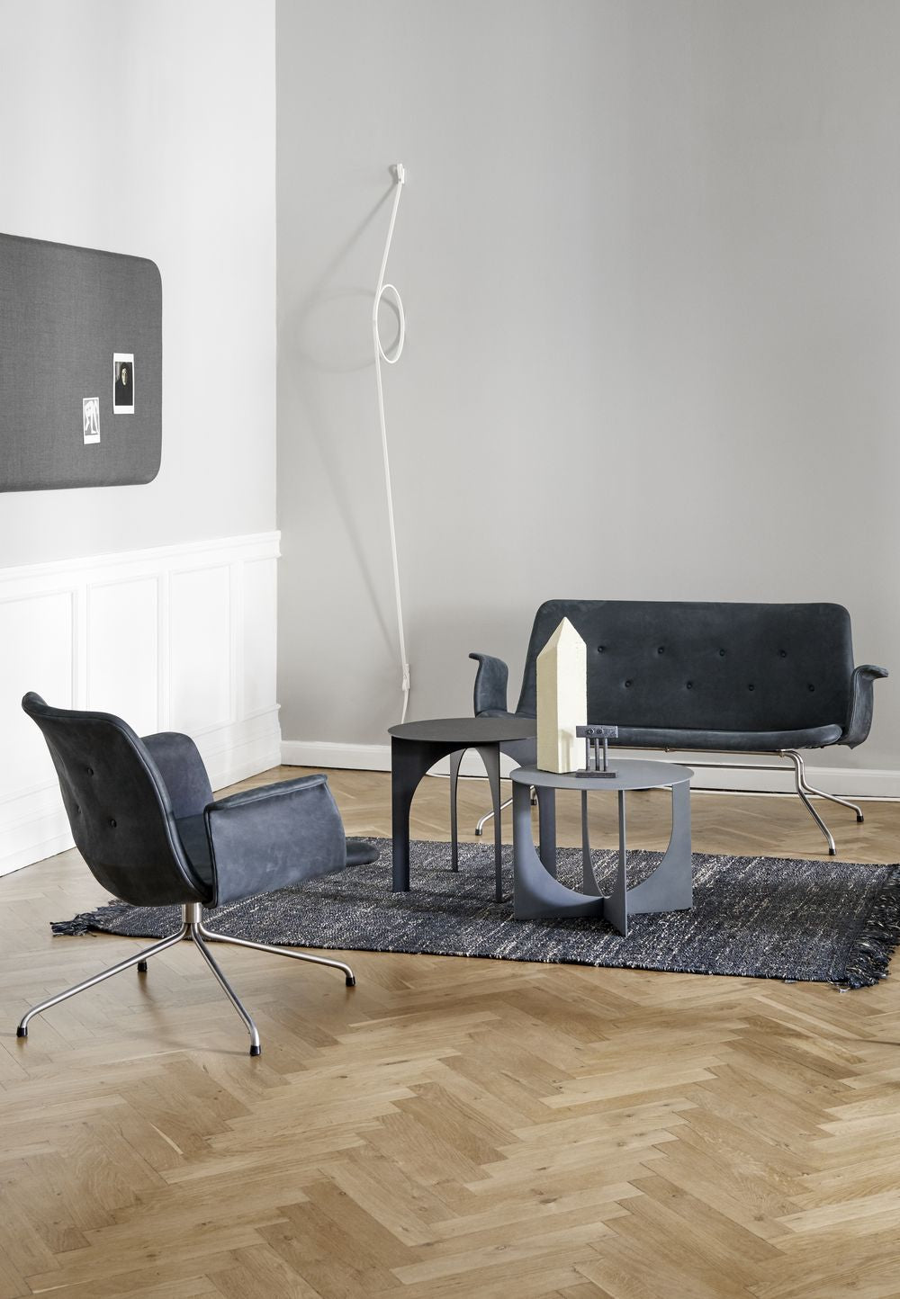 Bent Hansen Primum 2 Person -Sofa ohne Armlehnen, Rahmen in schwarzem pulverbeschichtetem Stahl // Schwarzes Adrian Leder