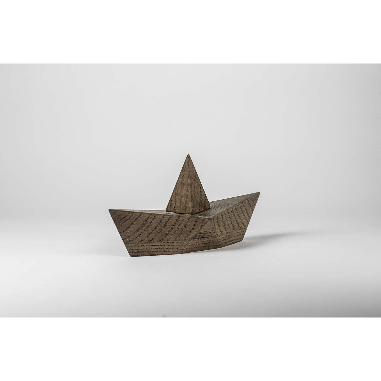 Jugendadmiral Papierboot Dekorative Figur großer, geräucherter Eiche
