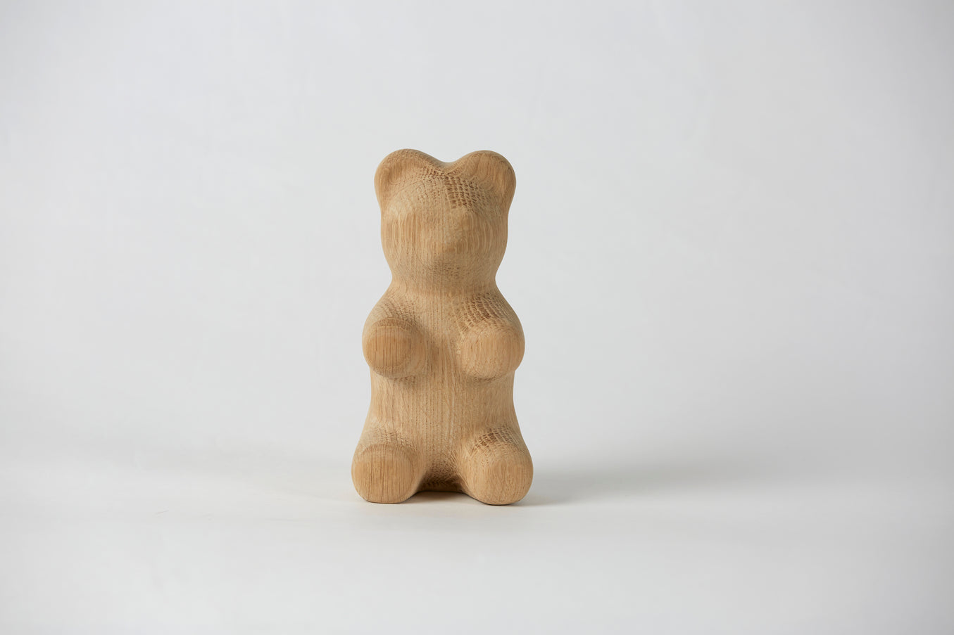 Figure décorative de chêne gommeux de l'ours de l'enfance, petit