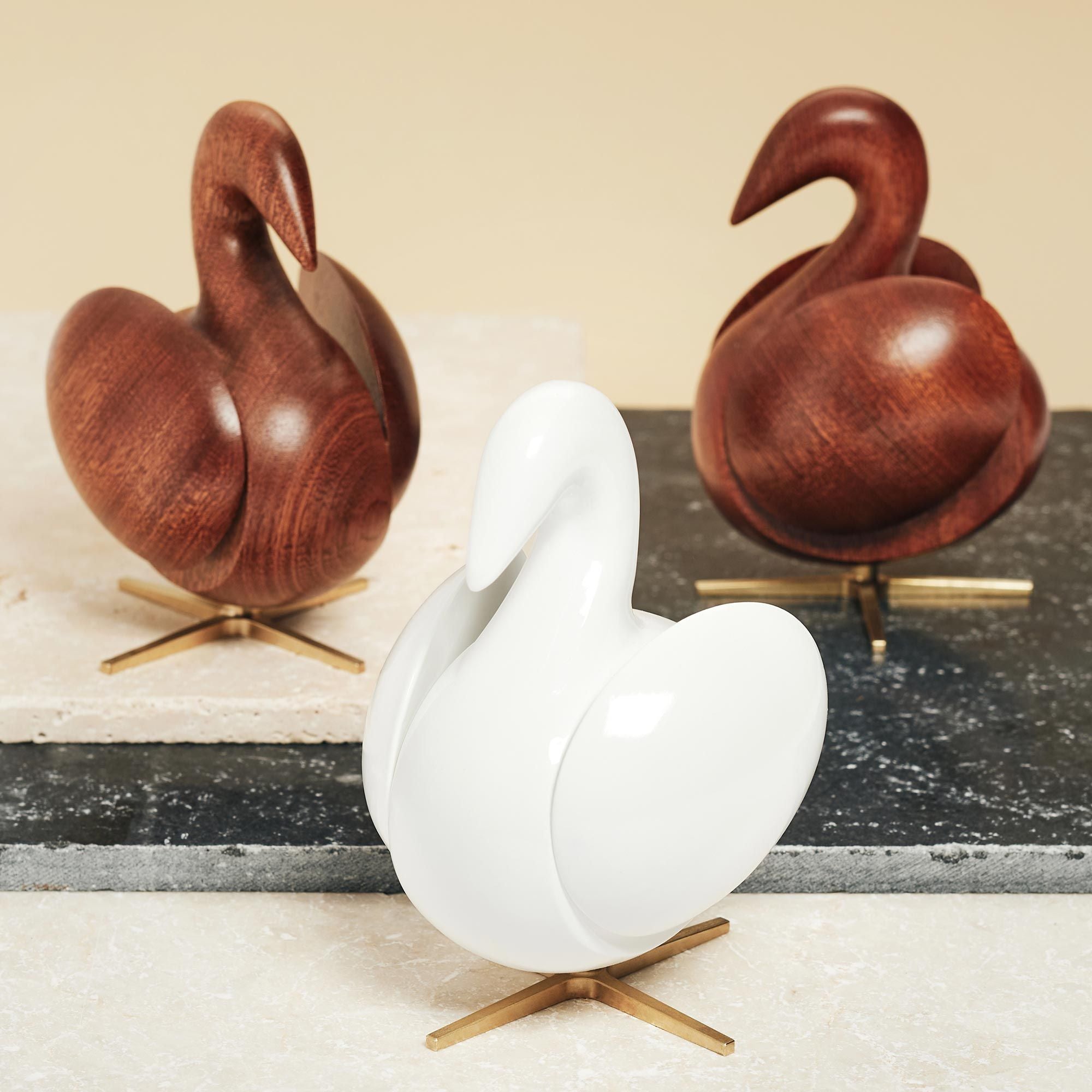 Creación de la figura de madera Swan White de caoba, base de latón