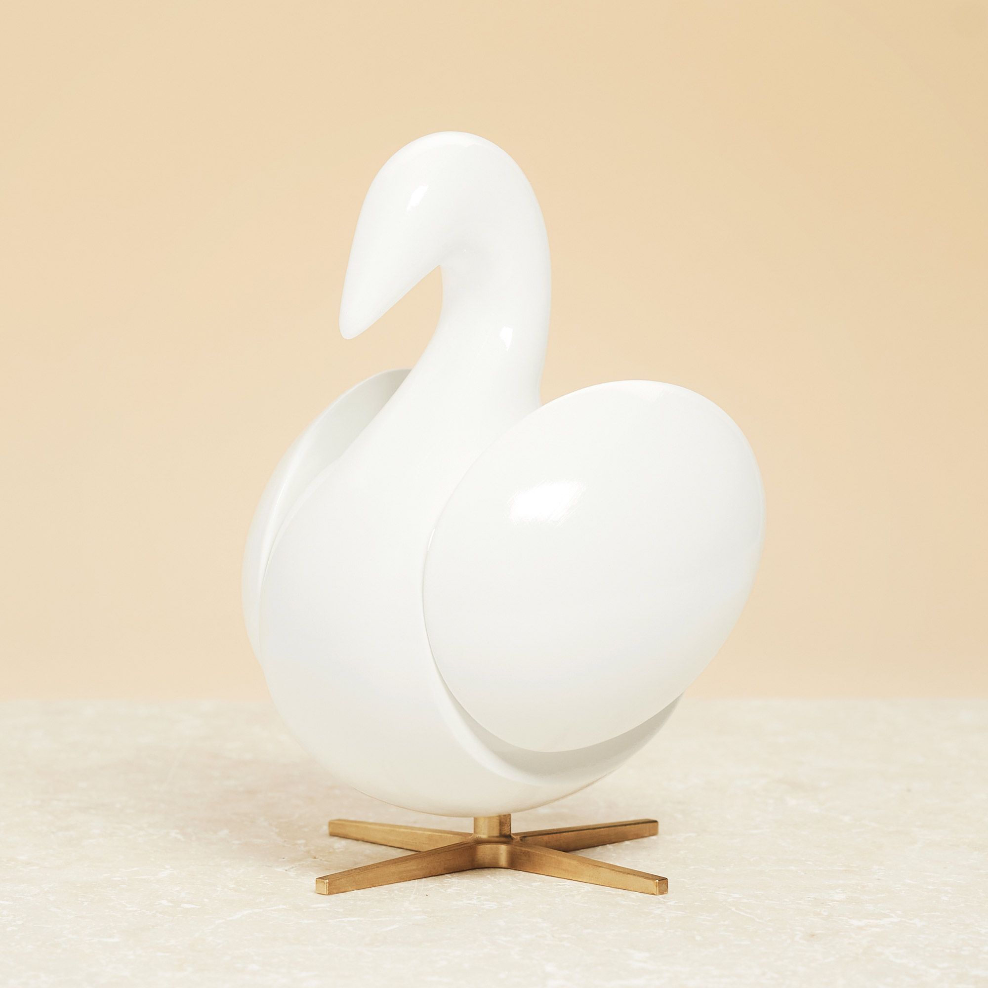 Creación de la figura de madera Swan White de caoba, base de latón