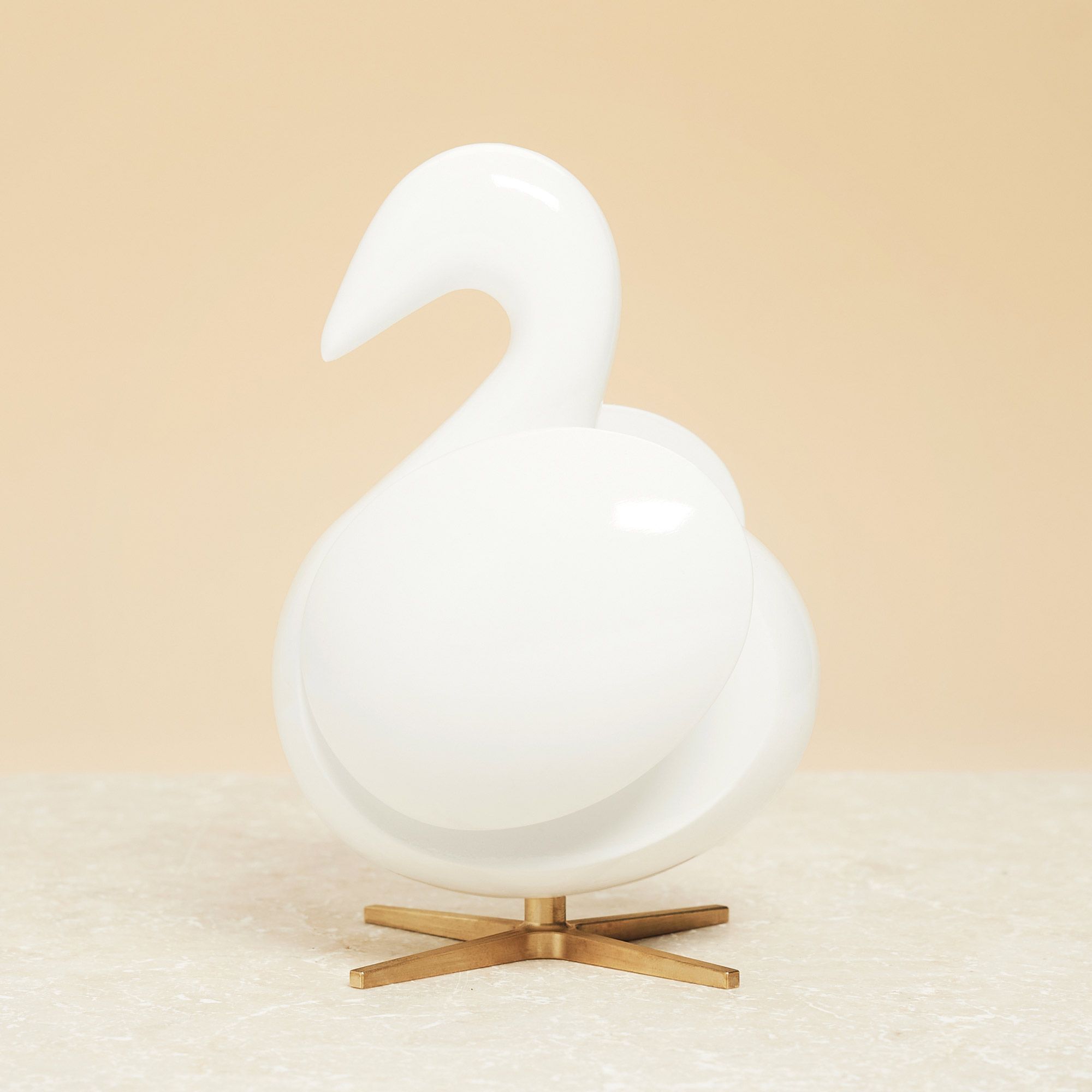 Creación de la figura de madera Swan White de caoba, base de latón