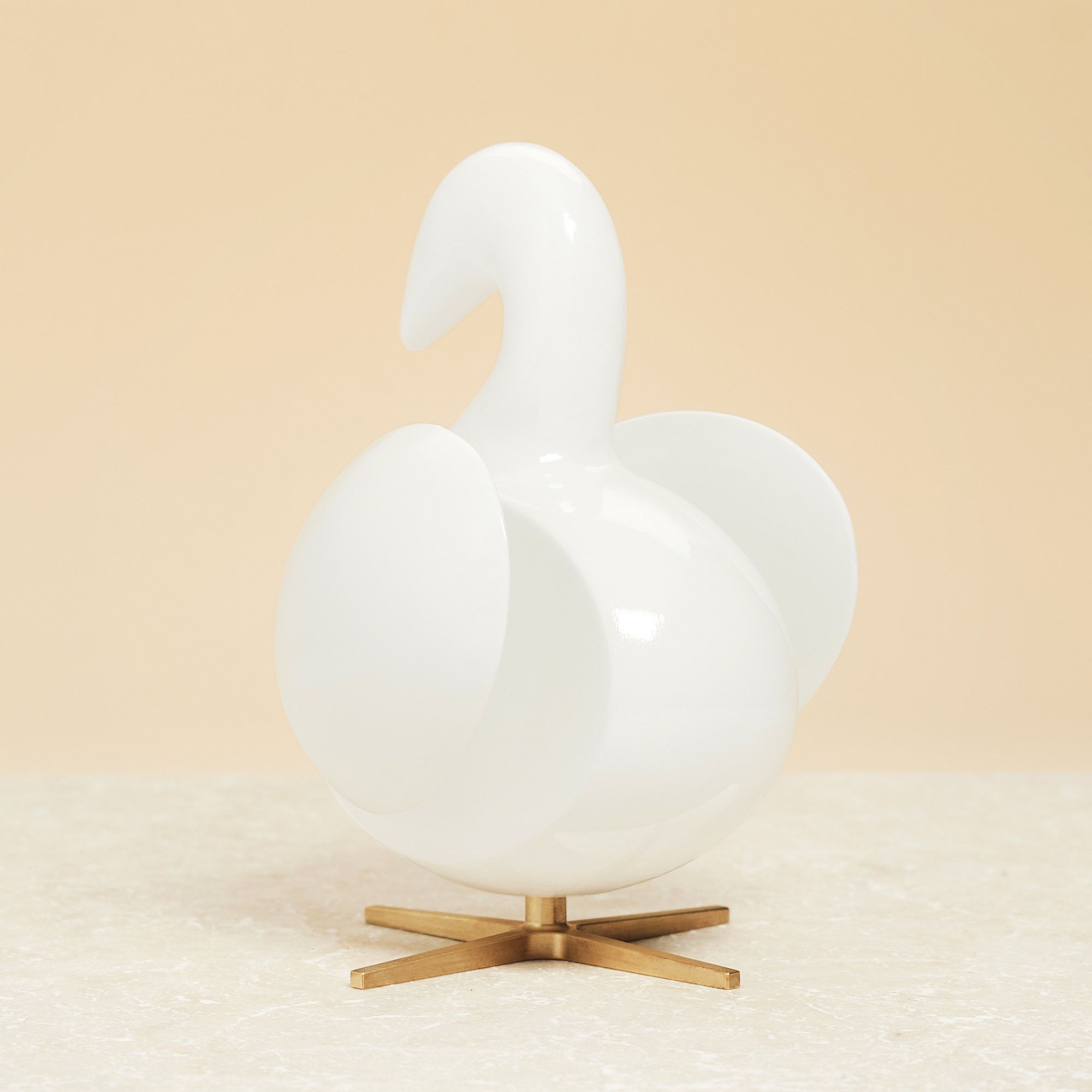 Creación de la figura de madera Swan White de caoba, base de latón