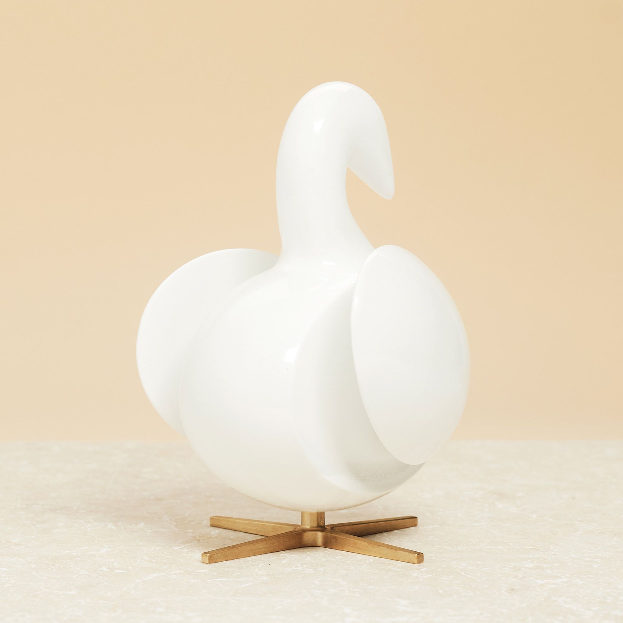 Creación de la figura de madera Swan White de caoba, base de latón