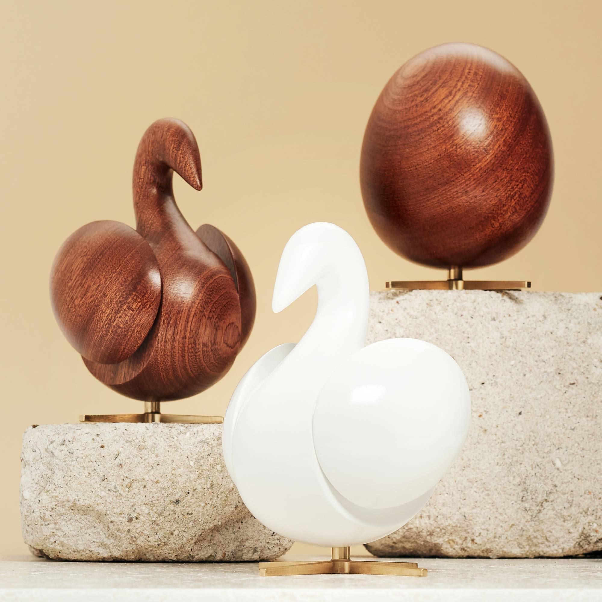 Creación de la figura de madera Swan White de caoba, base de latón