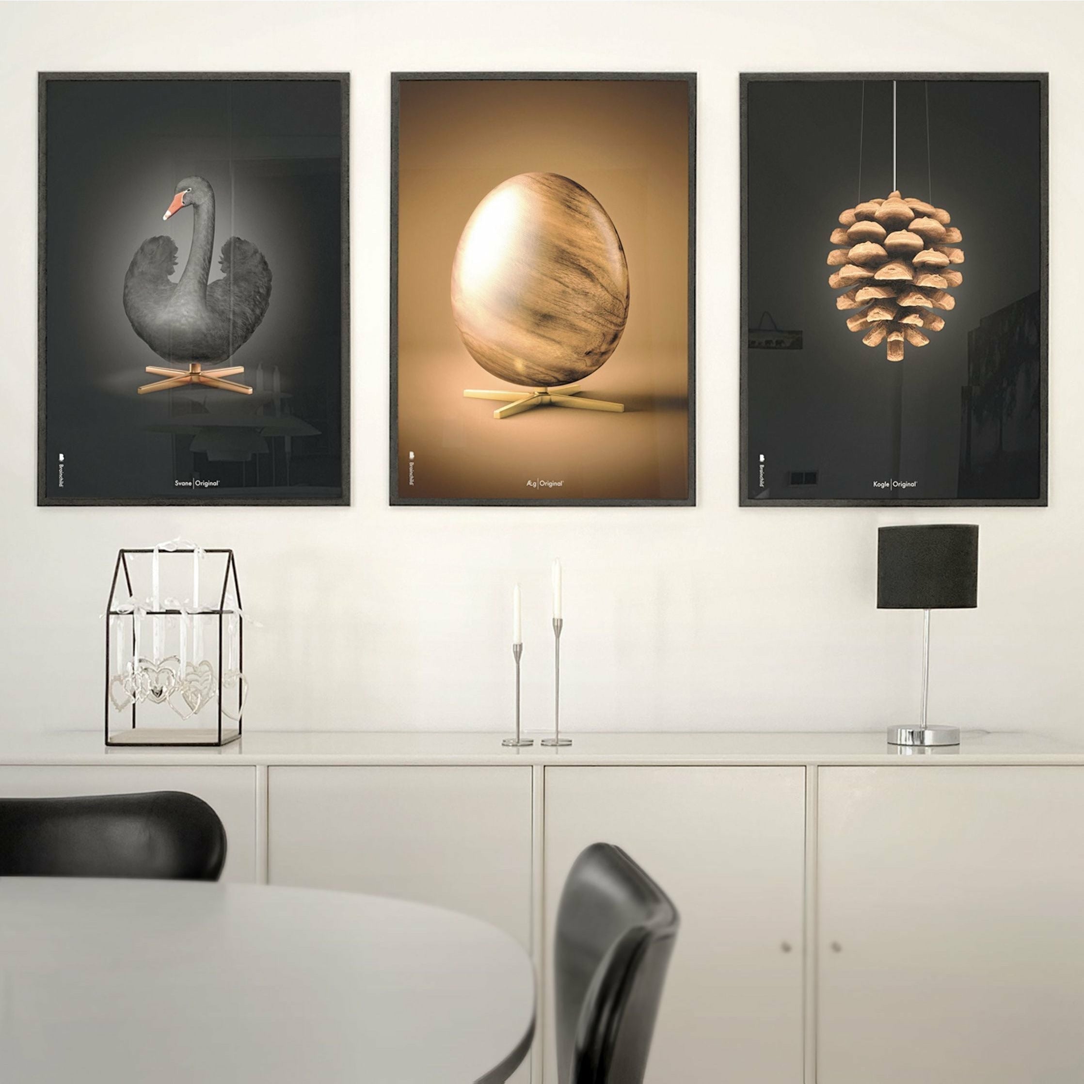 Brainchild Pine Cone Classic Poster, frame gemaakt van donker hout 70x100 cm, zwarte achtergrond