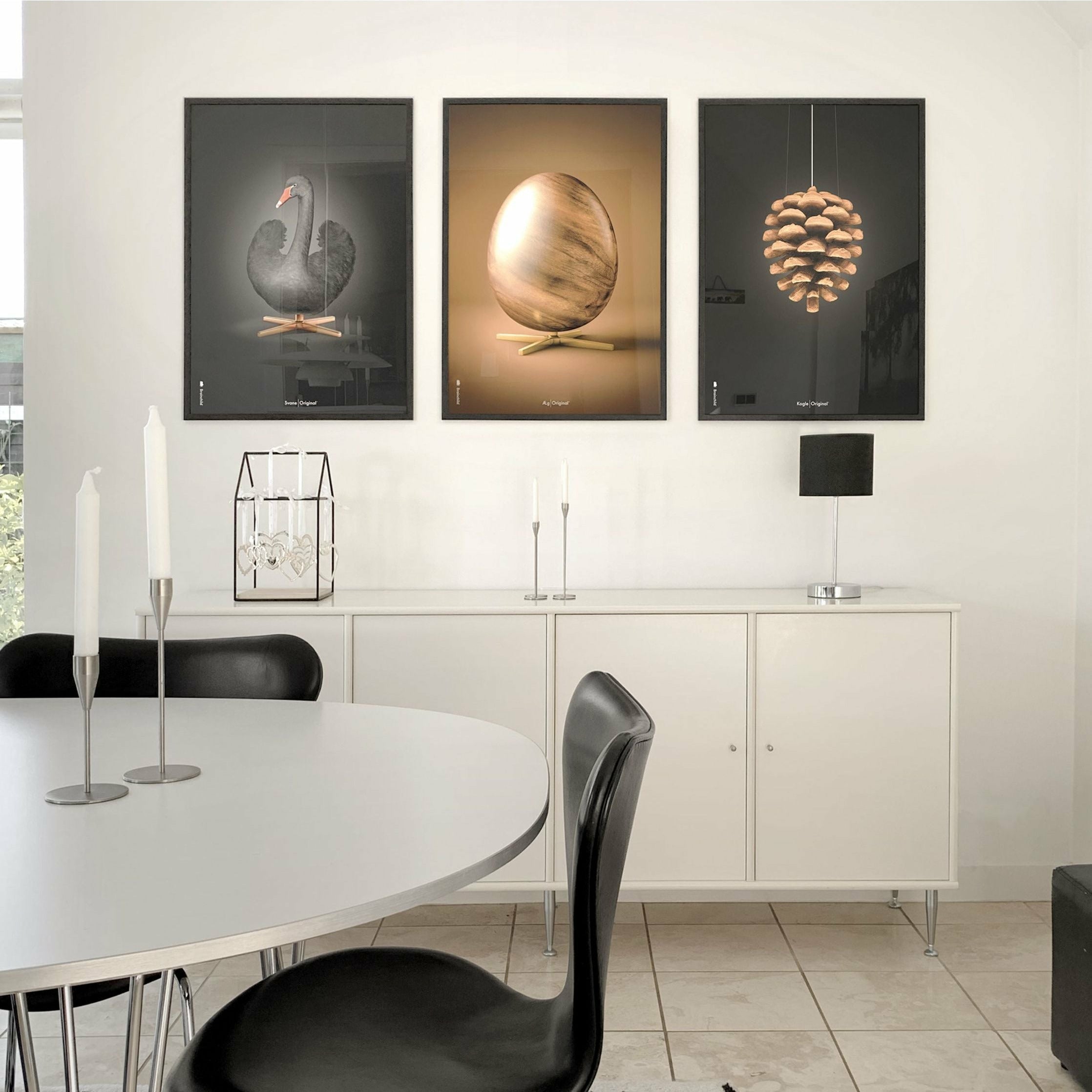 Brainchild Pine Cone Classic Poster, Rahmen aus dunklem Holz 70x100 cm, schwarzer Hintergrund