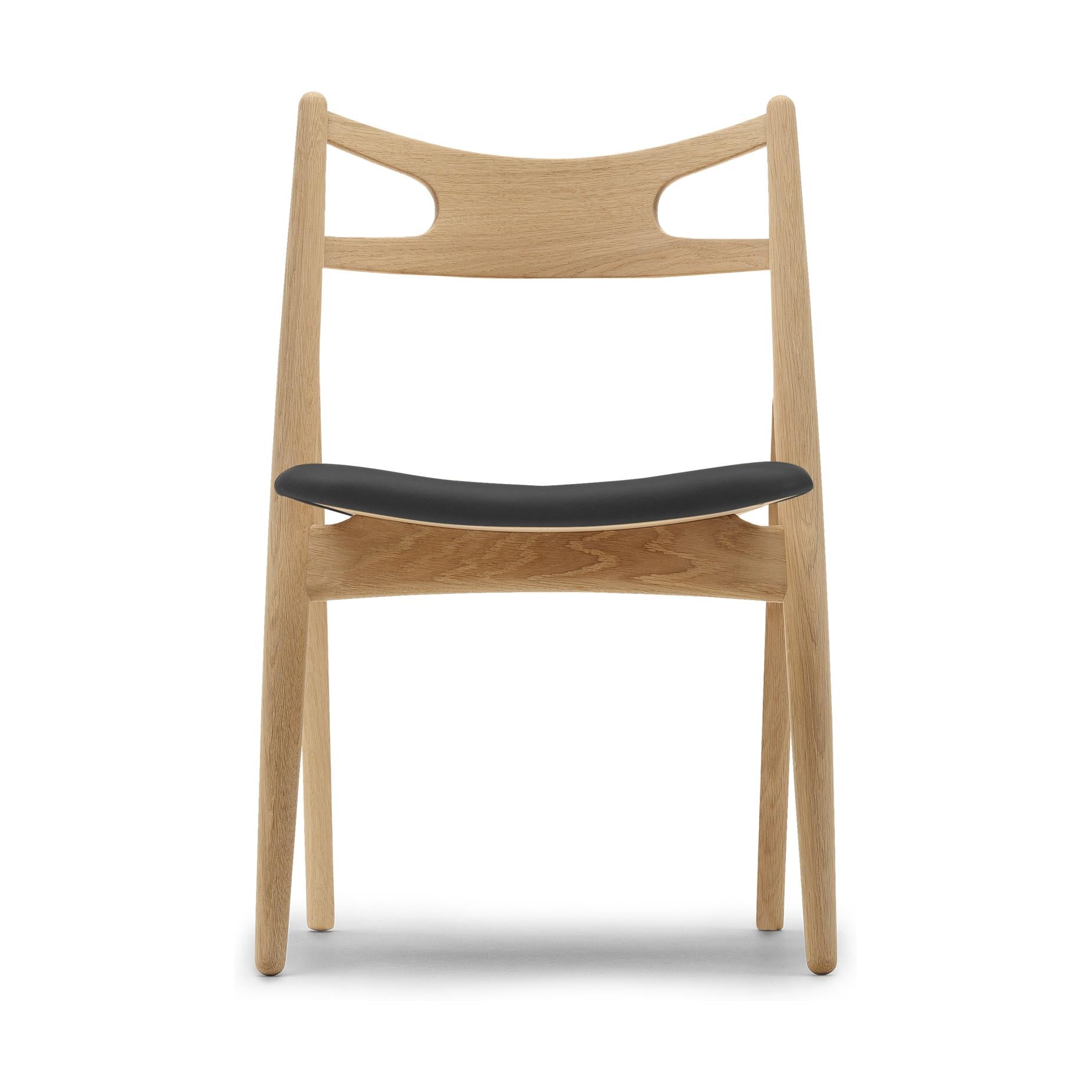 Carl Hansen CH29 P Sawbuck -stoel, geolied eiken/zwart leer