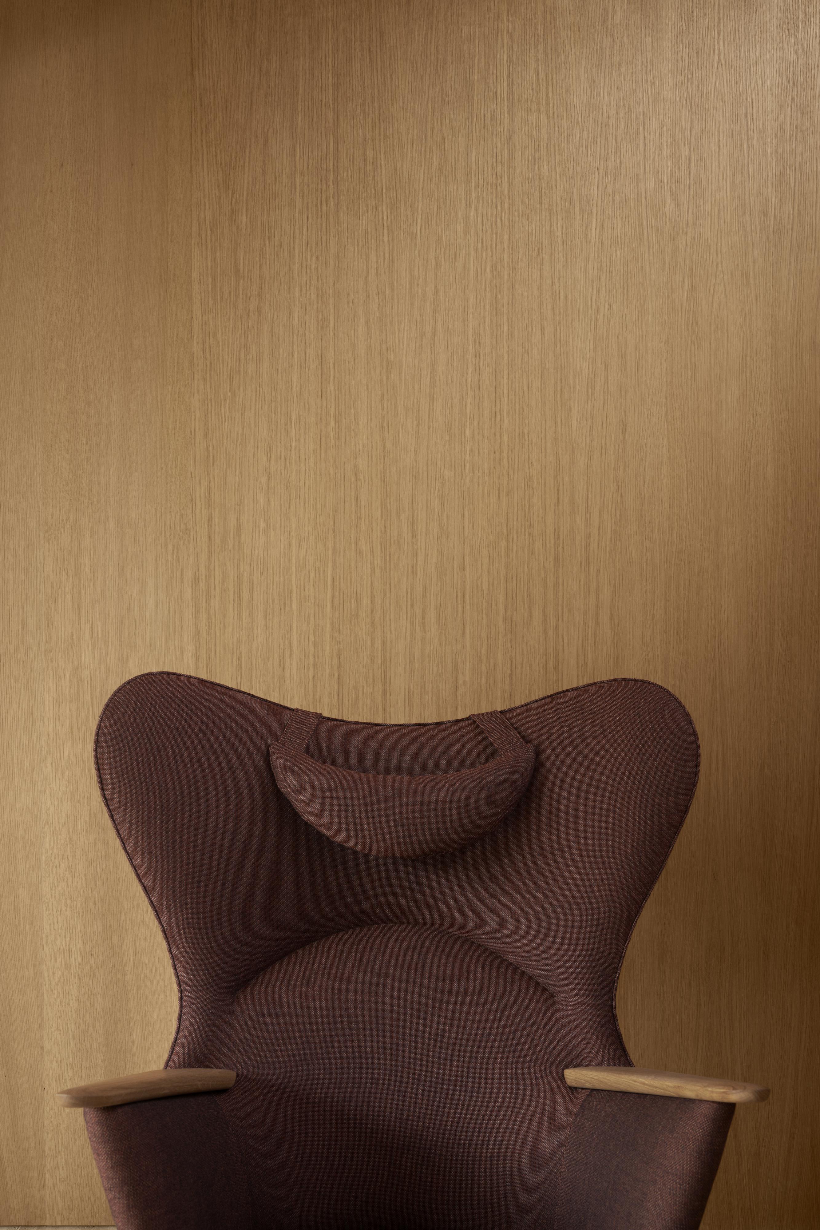 Carl Hansen CH78 Mama Bear Lounge Chair, Oak Hiled / Passion 7101