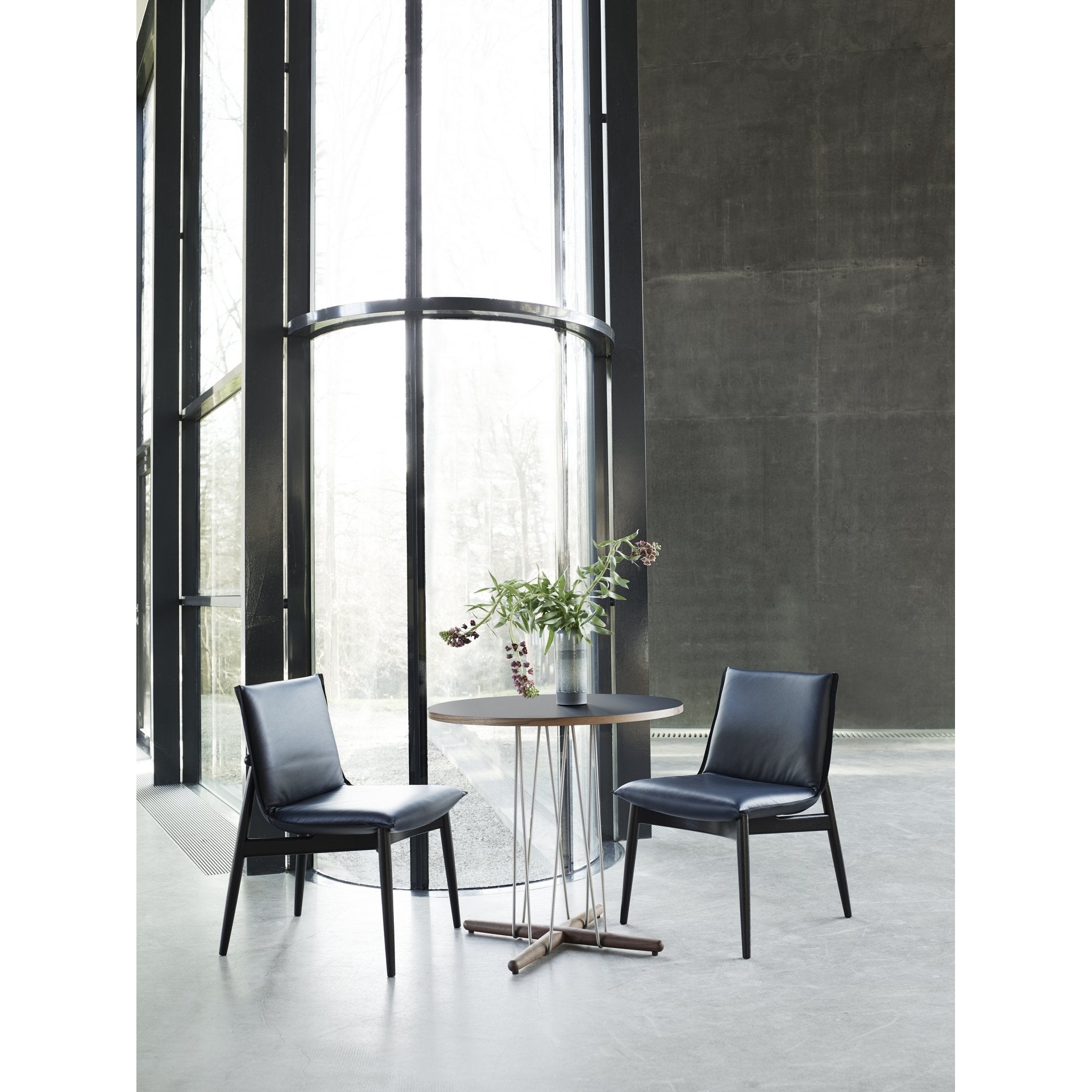 Silla de abrazo de Carl Hansen E004, roble lacado, cuero azul