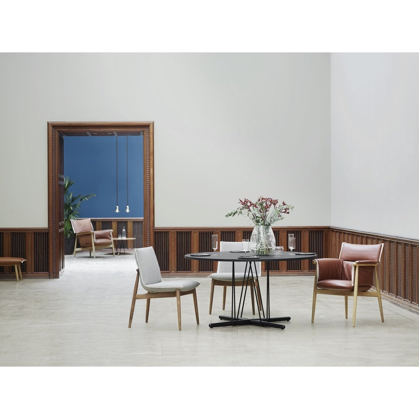 Carl Hansen E021 Abraza la mesa de salón, roble engrasado, Ø 80 cm