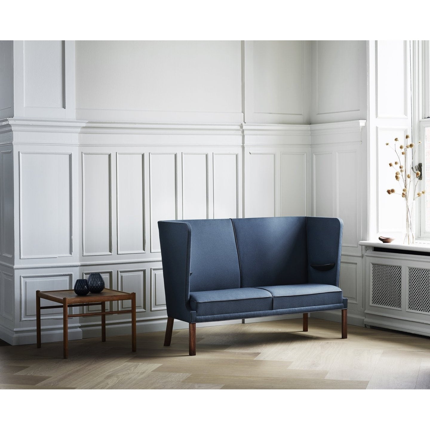 Carl Hansen FH436 Coupé Sofá, tela de nogal engrasado/tela azul