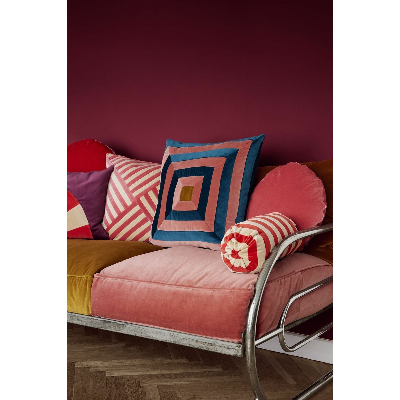 Almohada de terciopelo redondo básico de Christina Lundsteen, rosa pálida