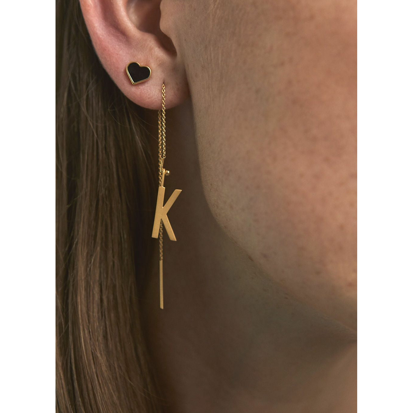 Letras de diseño Estrella de esmalte de Earring, negro/dorado