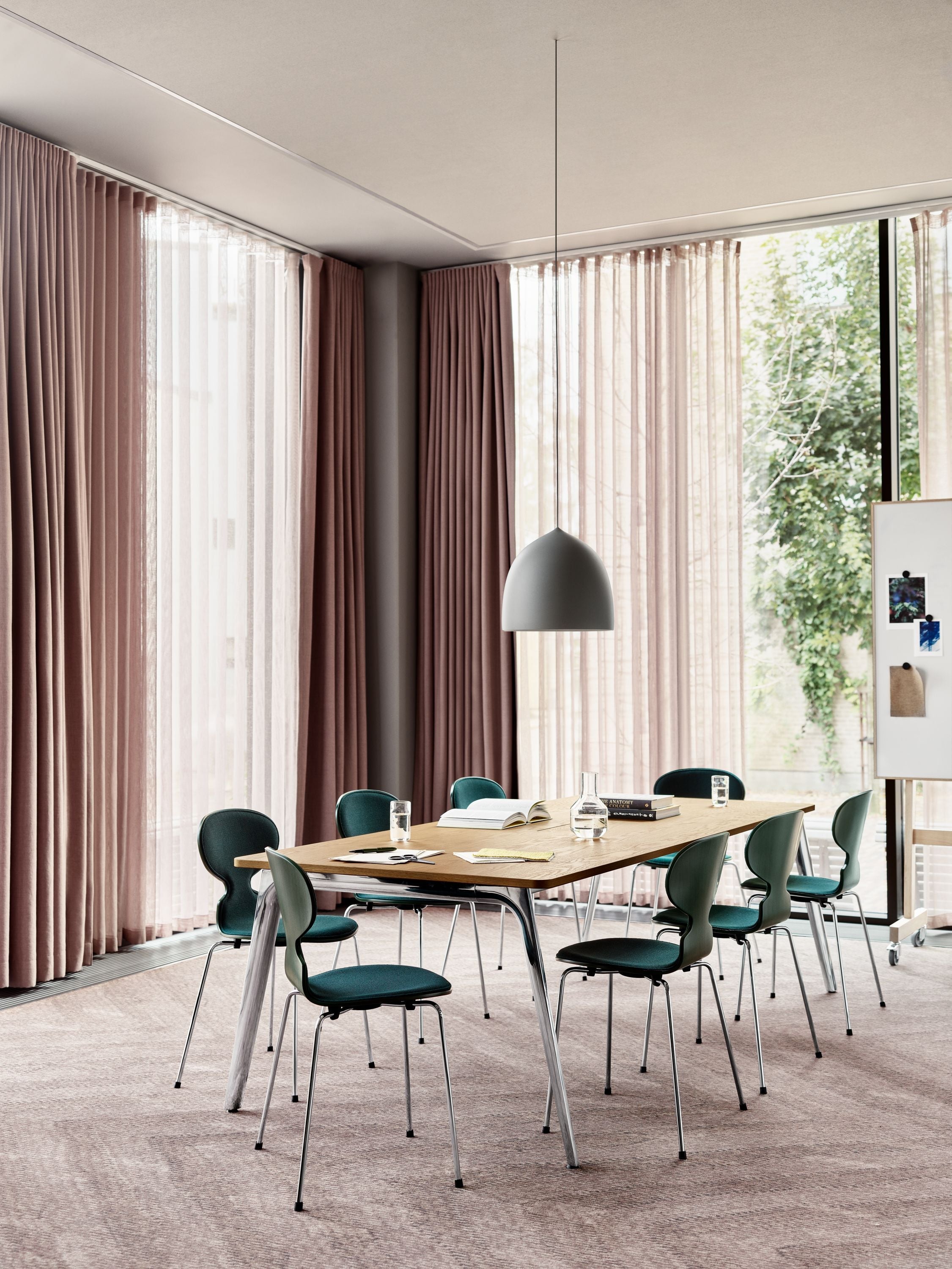 Fritz Hansen 3101 Antstol Framklädda, Shell: Clear Lackered Veneer Eiche, Klädsel: Vanir Textil Beige Mustard, Base: Steel/Chrome