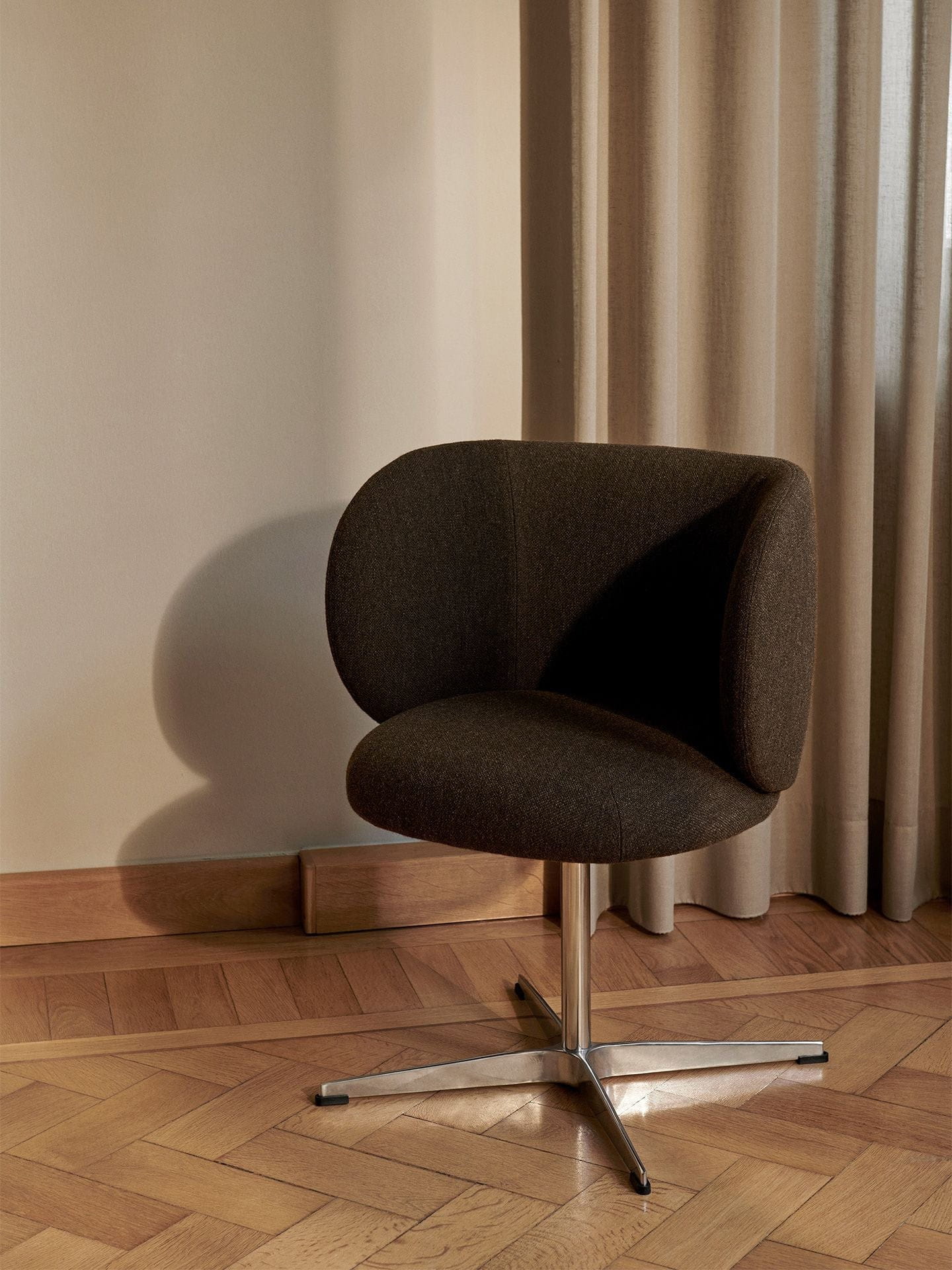 Ferm Living Rico Dining Chair com articulação giratória Hallingdal, cinza escuro/cromo