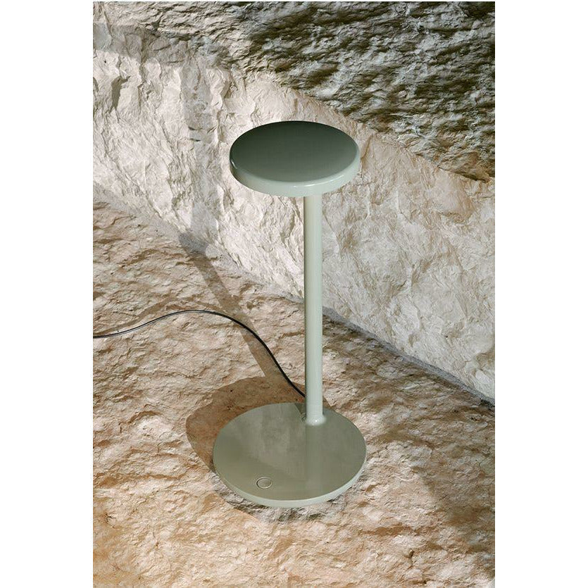 FLOS Lámpara de mesa oblicua, gris