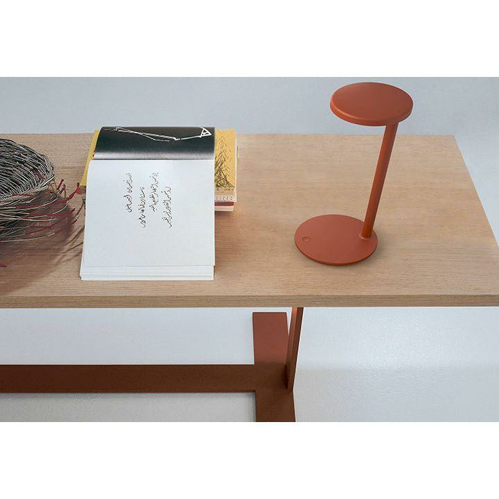 FLOS Lámpara de mesa oblicua, gris