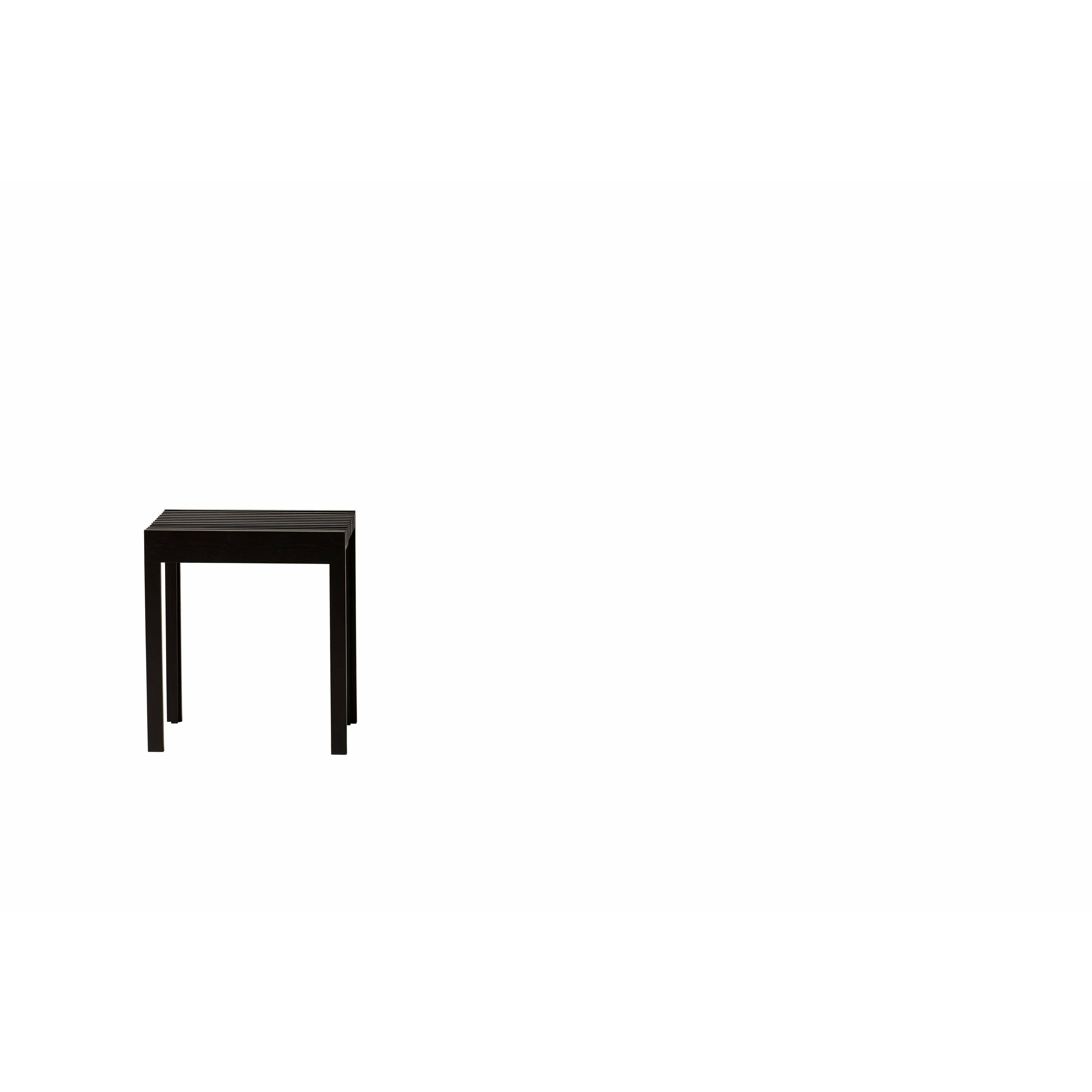 Formen und Verfeinern des leichten Stuhls. Schwarz gefärbte Eiche
