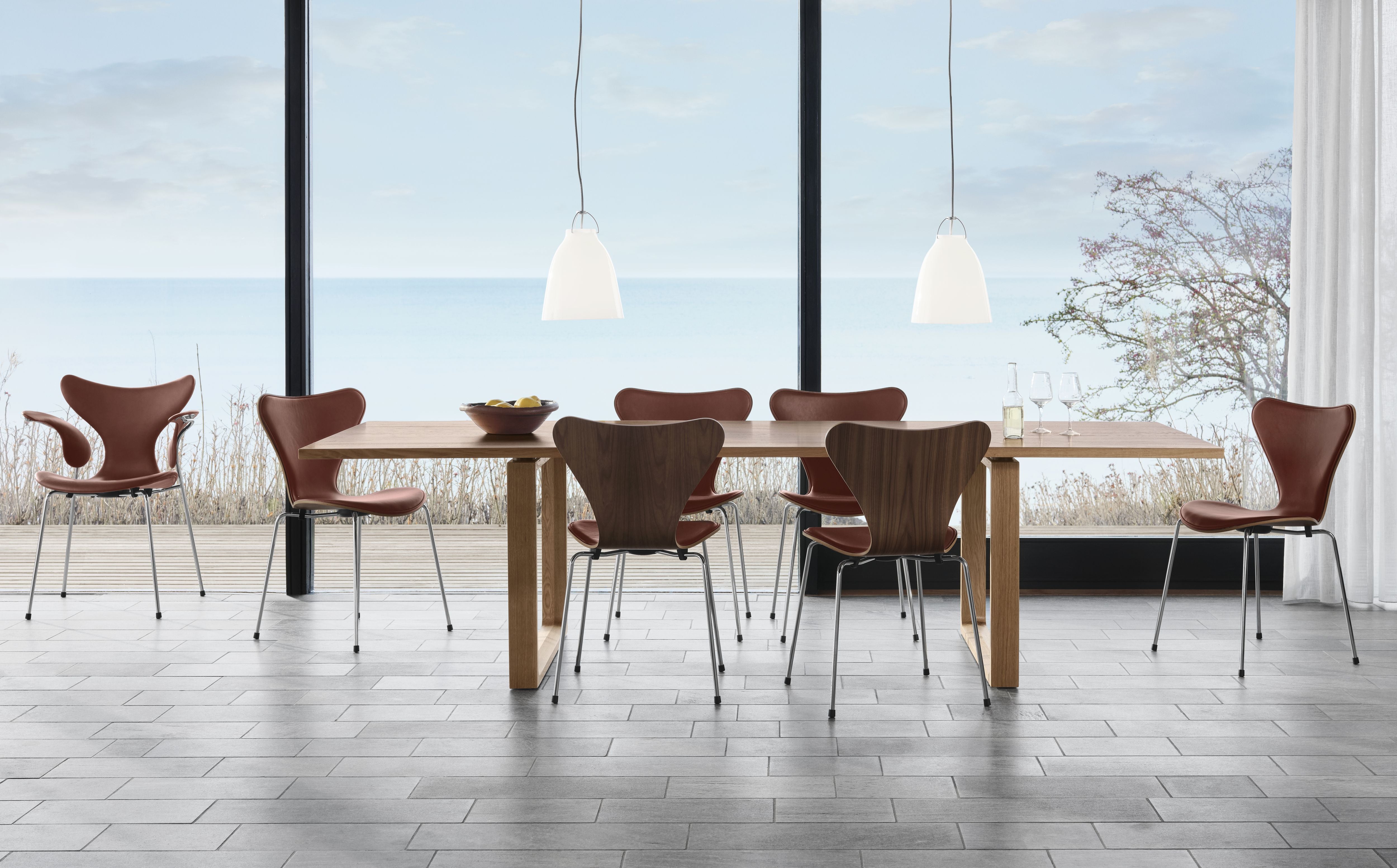 Fritz Hansen 3107 stol, front polstring med Grace Chestnut Leather Jubilæumskollektion