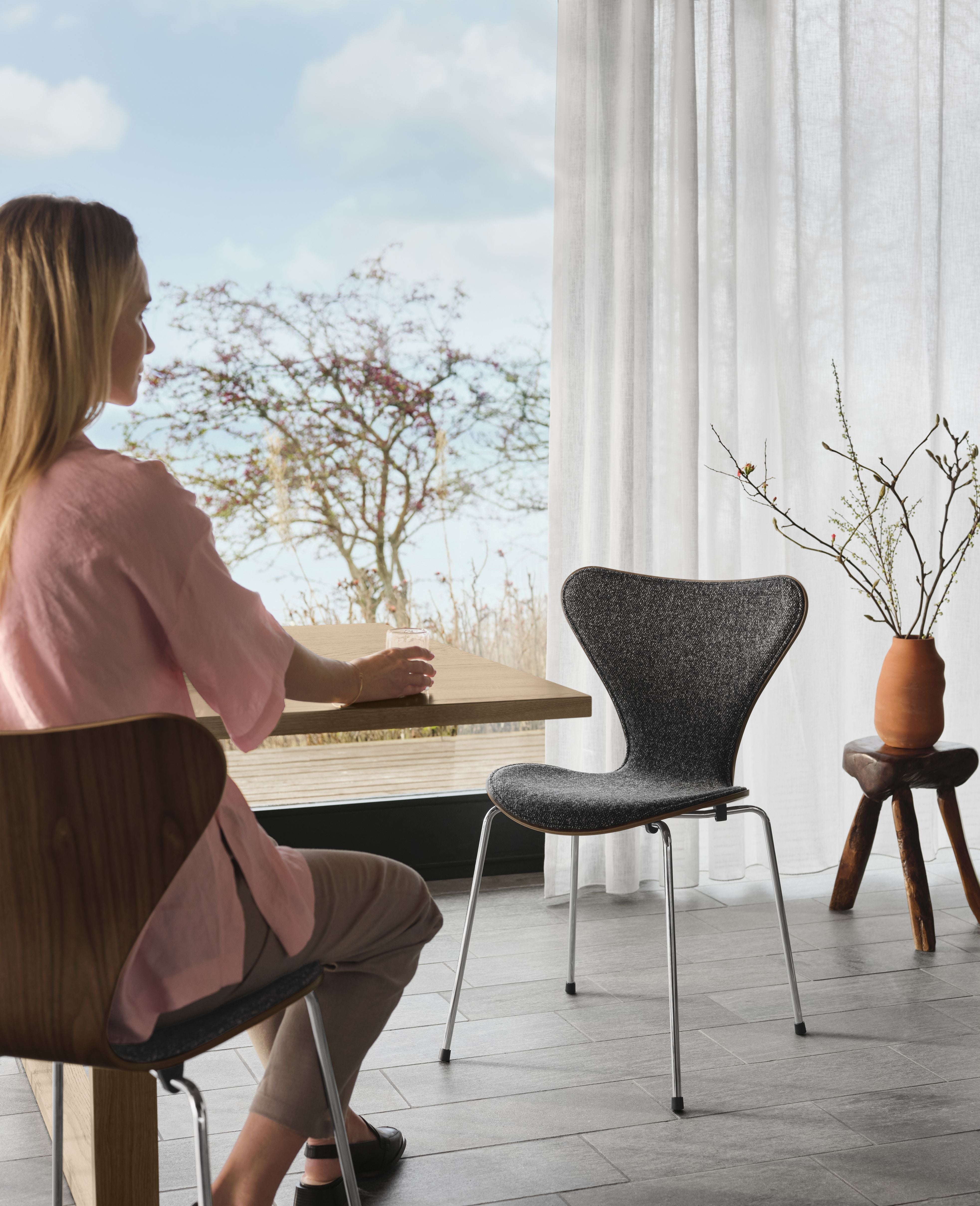 Fritz Hansen 3107 stol, front polstring med Vanir Fabric Jubilæumskollektion