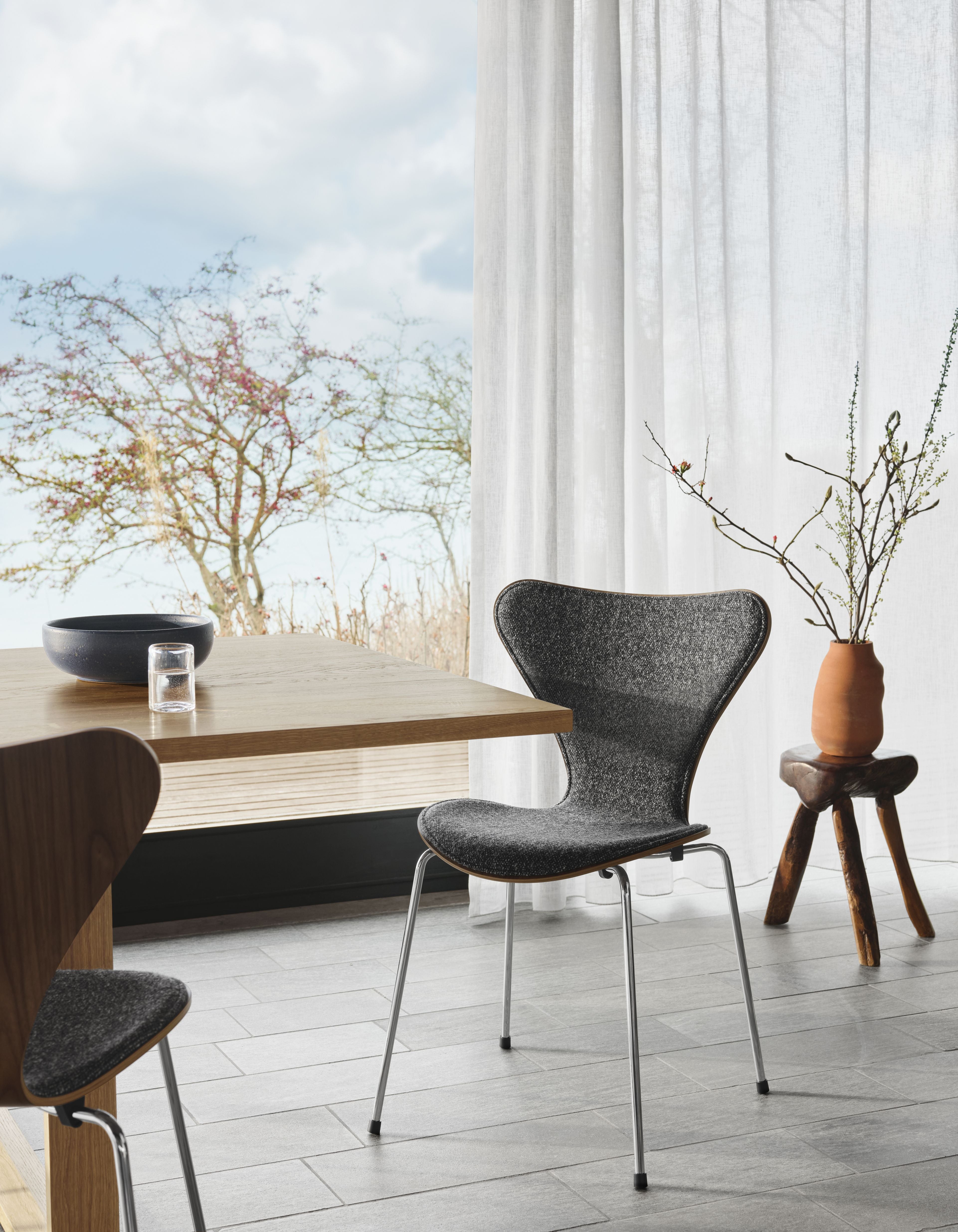 Silla Fritz Hansen 3107, tapicería frontal con colección de aniversario de telas Vanir