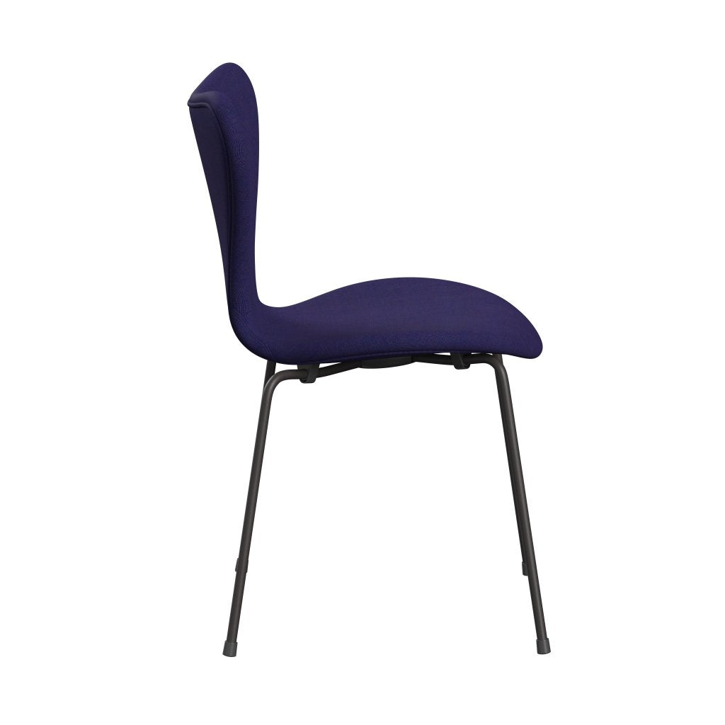 Fritz Hansen 3107 Silla tapicería completa, grafito cálido/lienzo azul ecléctico