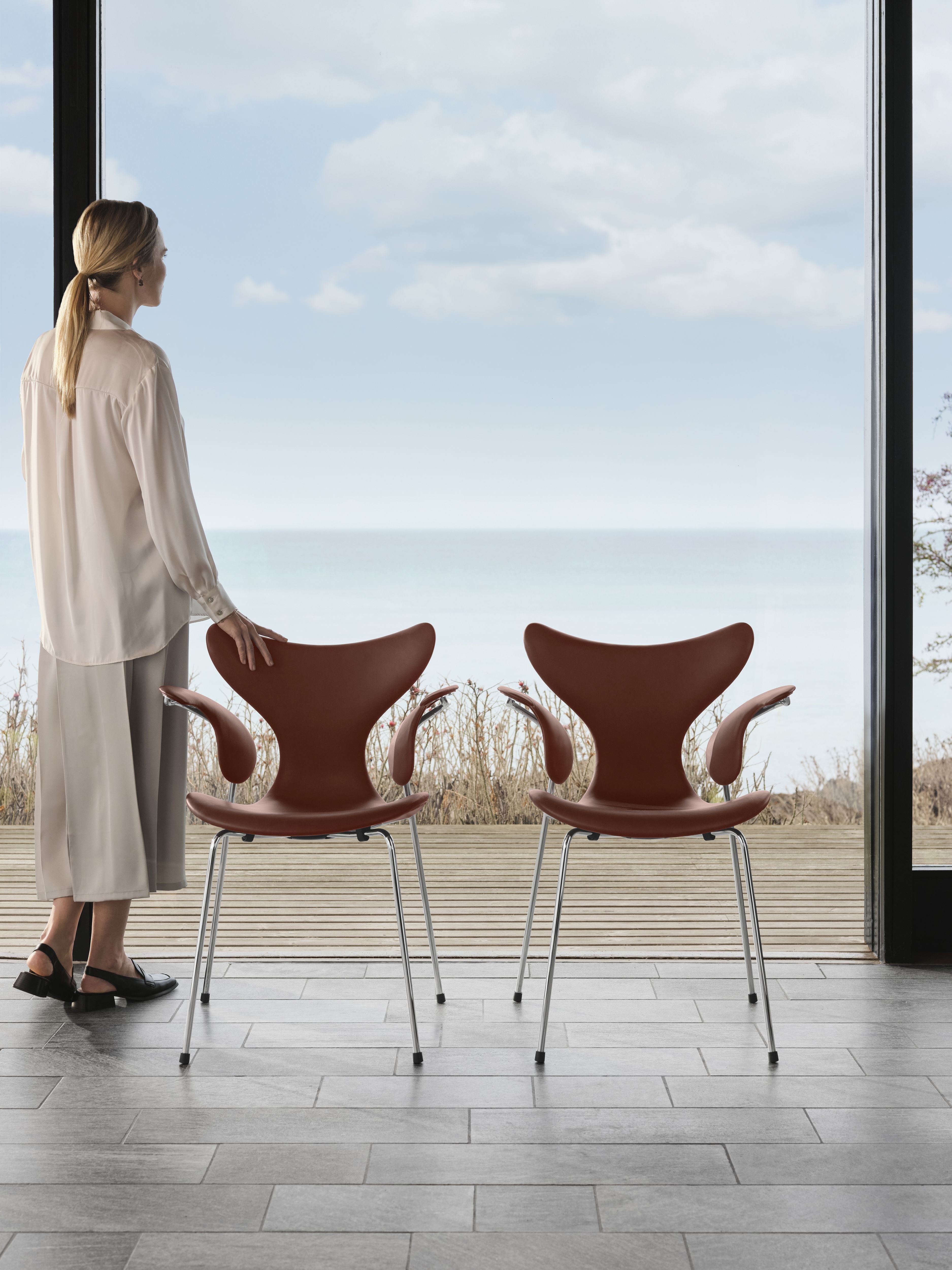 Fritz Hansen The Lily Armchair, entièrement rembourré avec la collection d'anniversaire en cuir Grace Chestnut