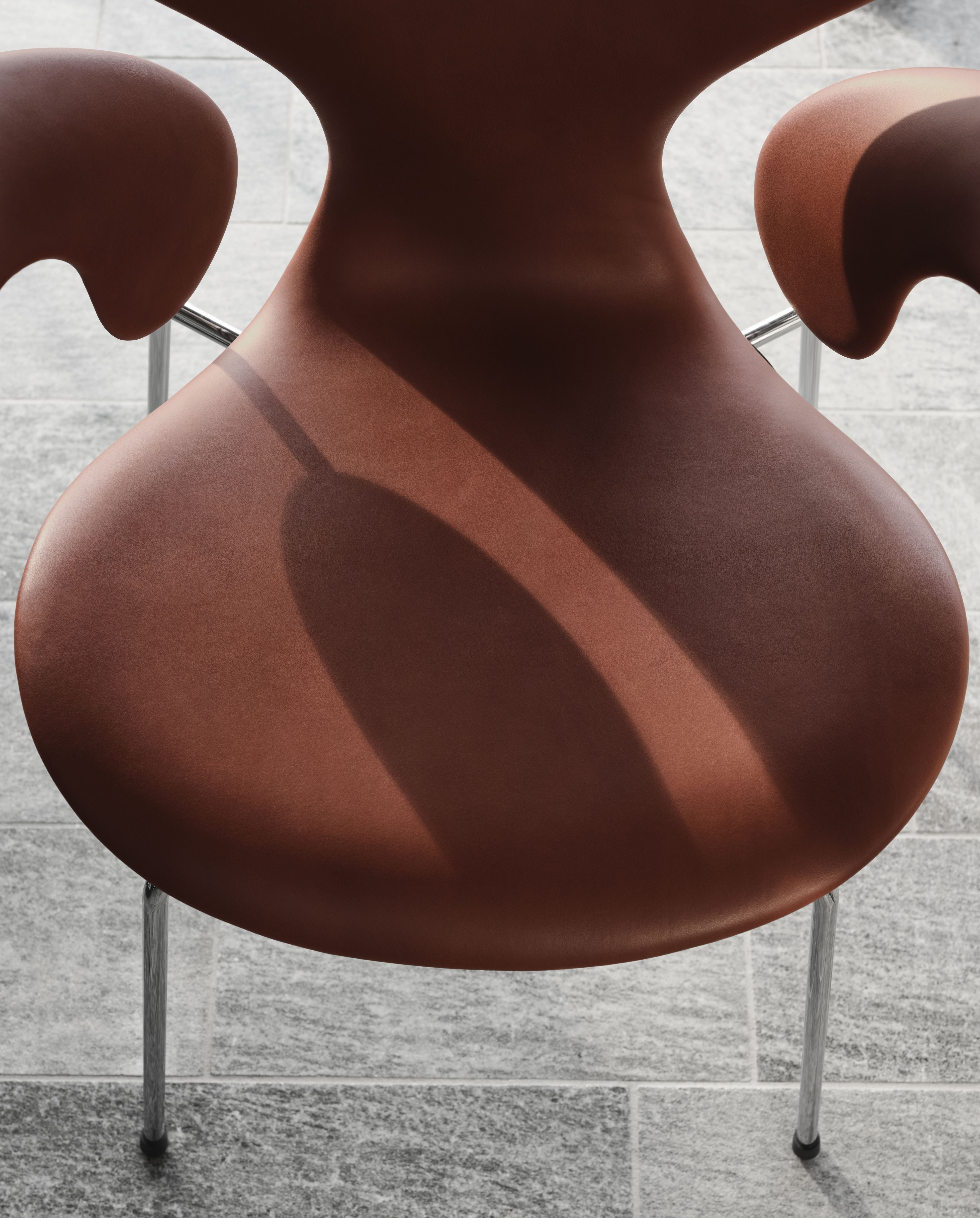 Fritz Hansen The Lily Armchair, entièrement rembourré avec la collection d'anniversaire en cuir Grace Chestnut