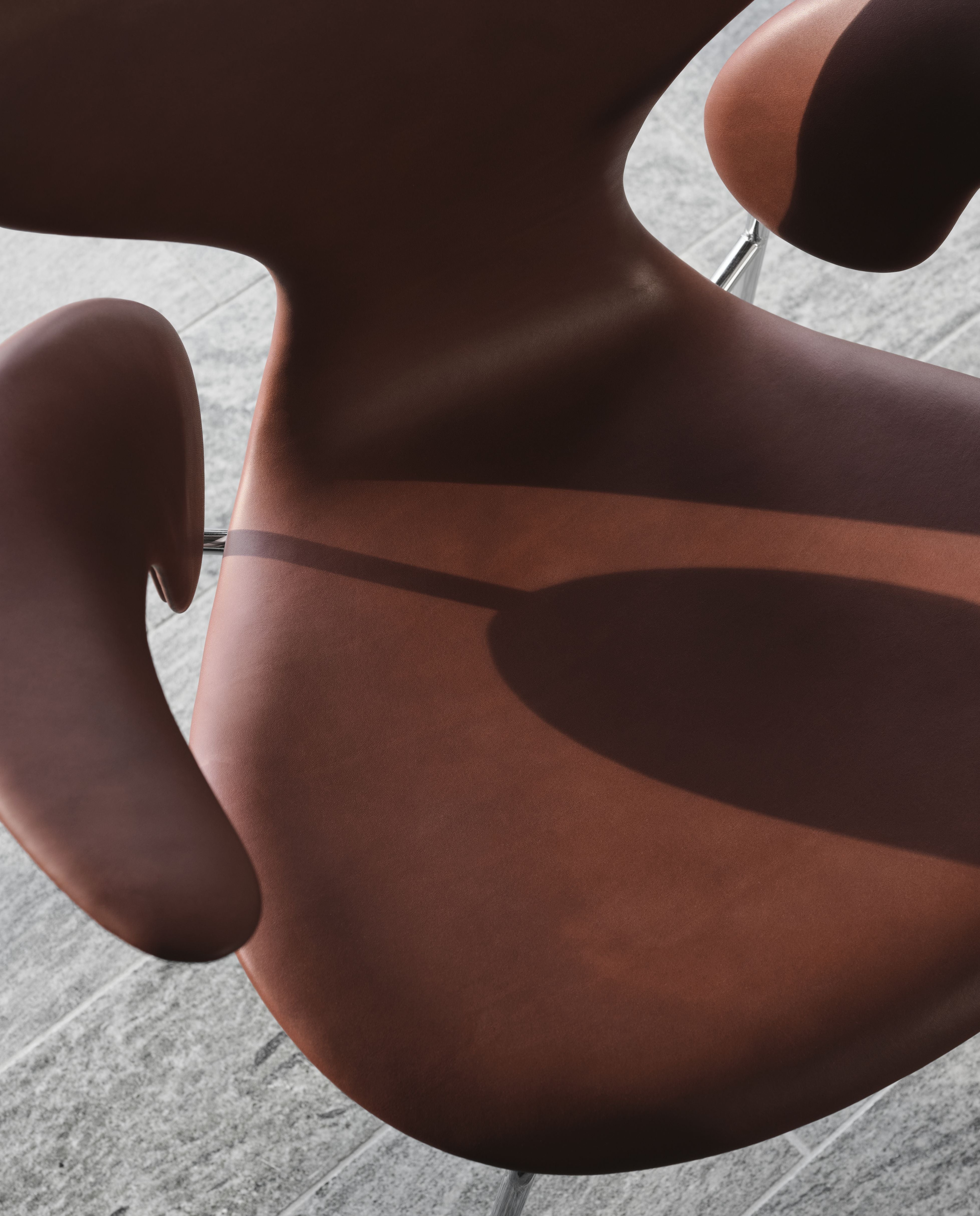 Fritz Hansen The Lily Armchair, entièrement rembourré avec la collection d'anniversaire en cuir Grace Chestnut