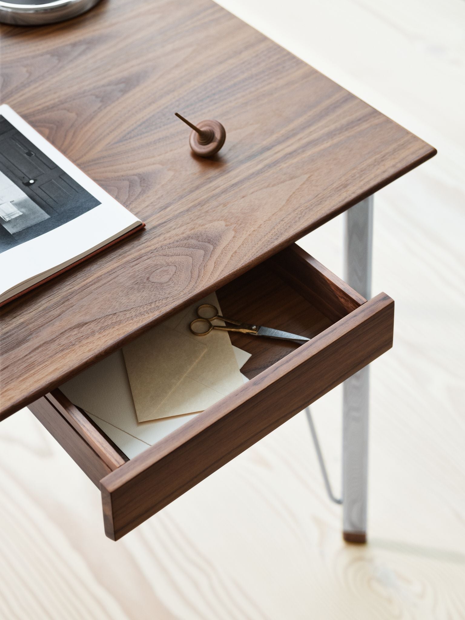 Fritz Hansen FH3605 Bureau avec tiroir, chrome / noix laqué