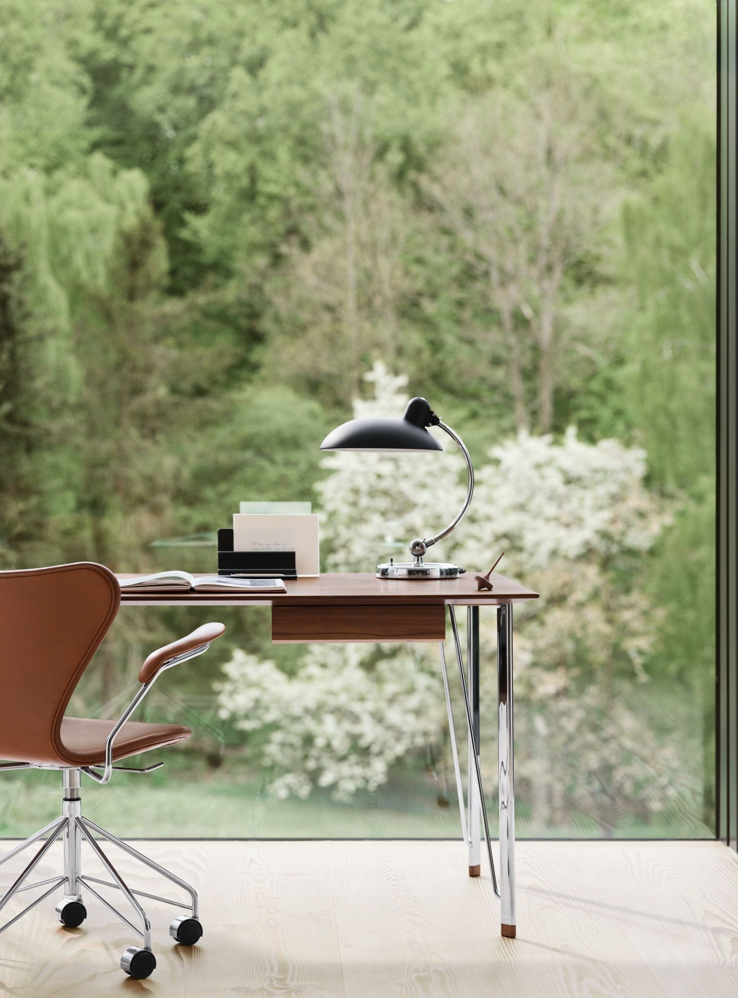 Fritz Hansen FH3605 Bureau avec tiroir, chrome / noix laqué