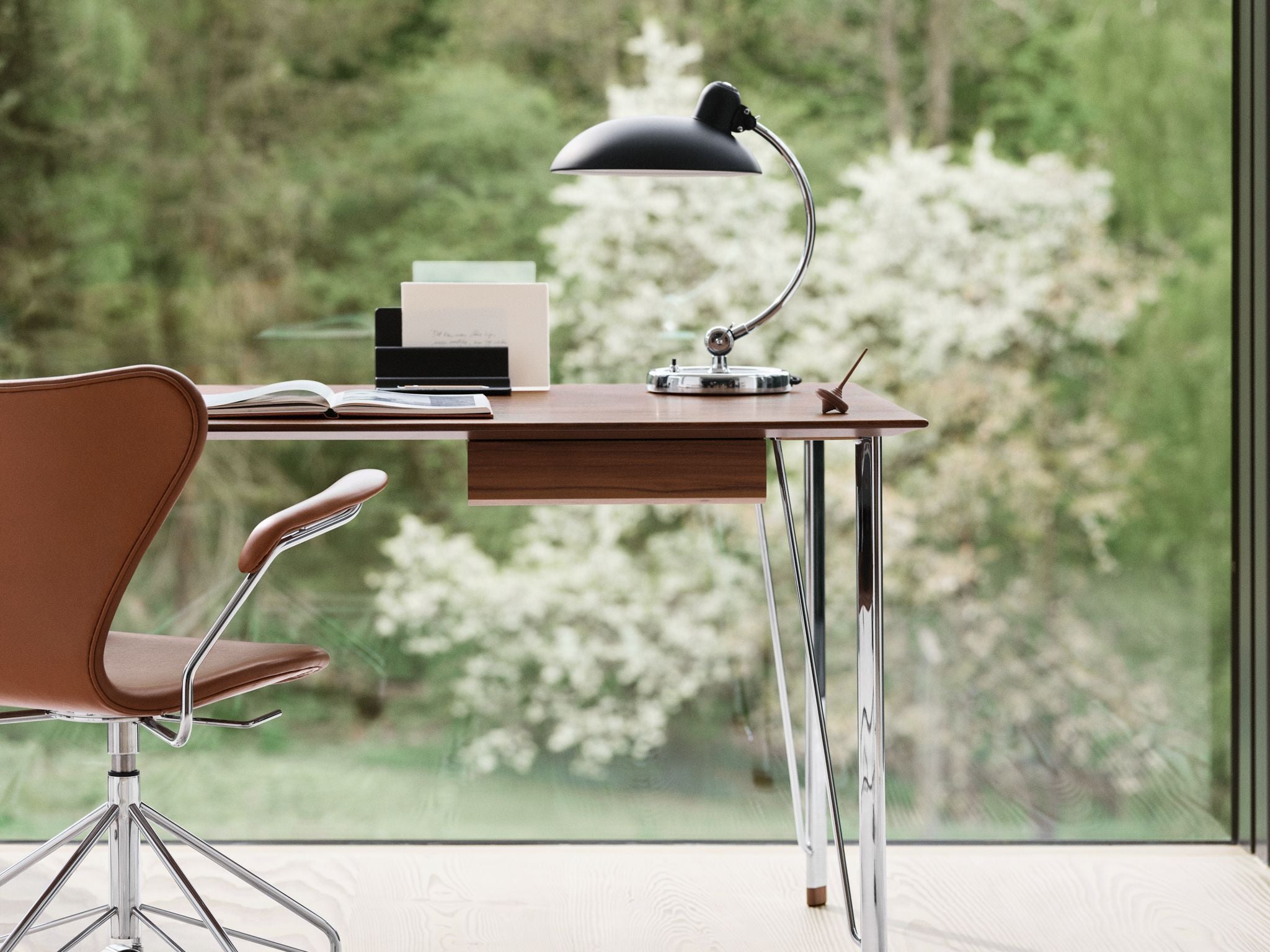 Fritz Hansen FH3605 Bureau avec tiroir, chrome / noix laqué