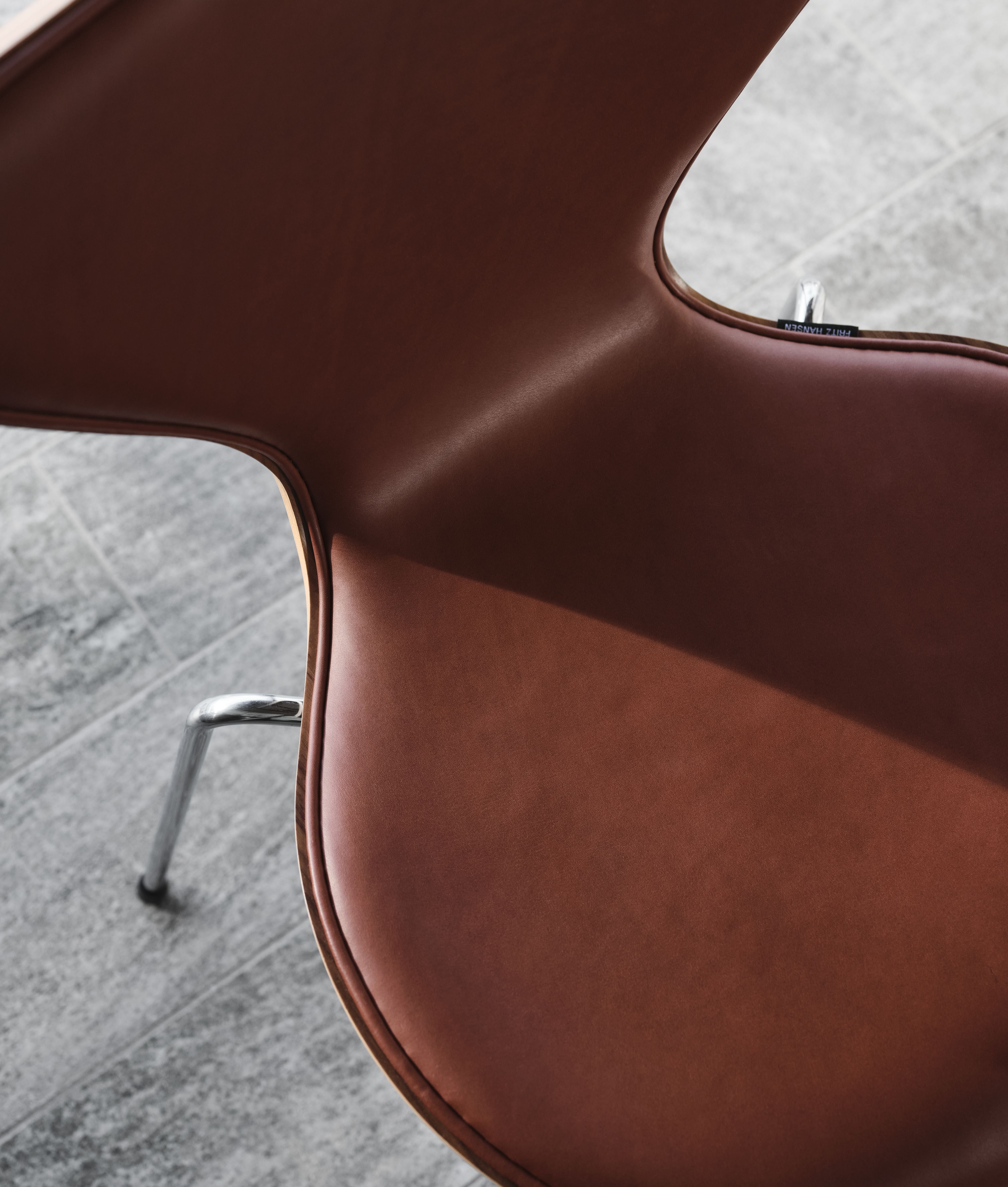 Fritz Hansen Series 7 lænestol, front polstring med Grace Chestnut Leather Jubilæumskollektion