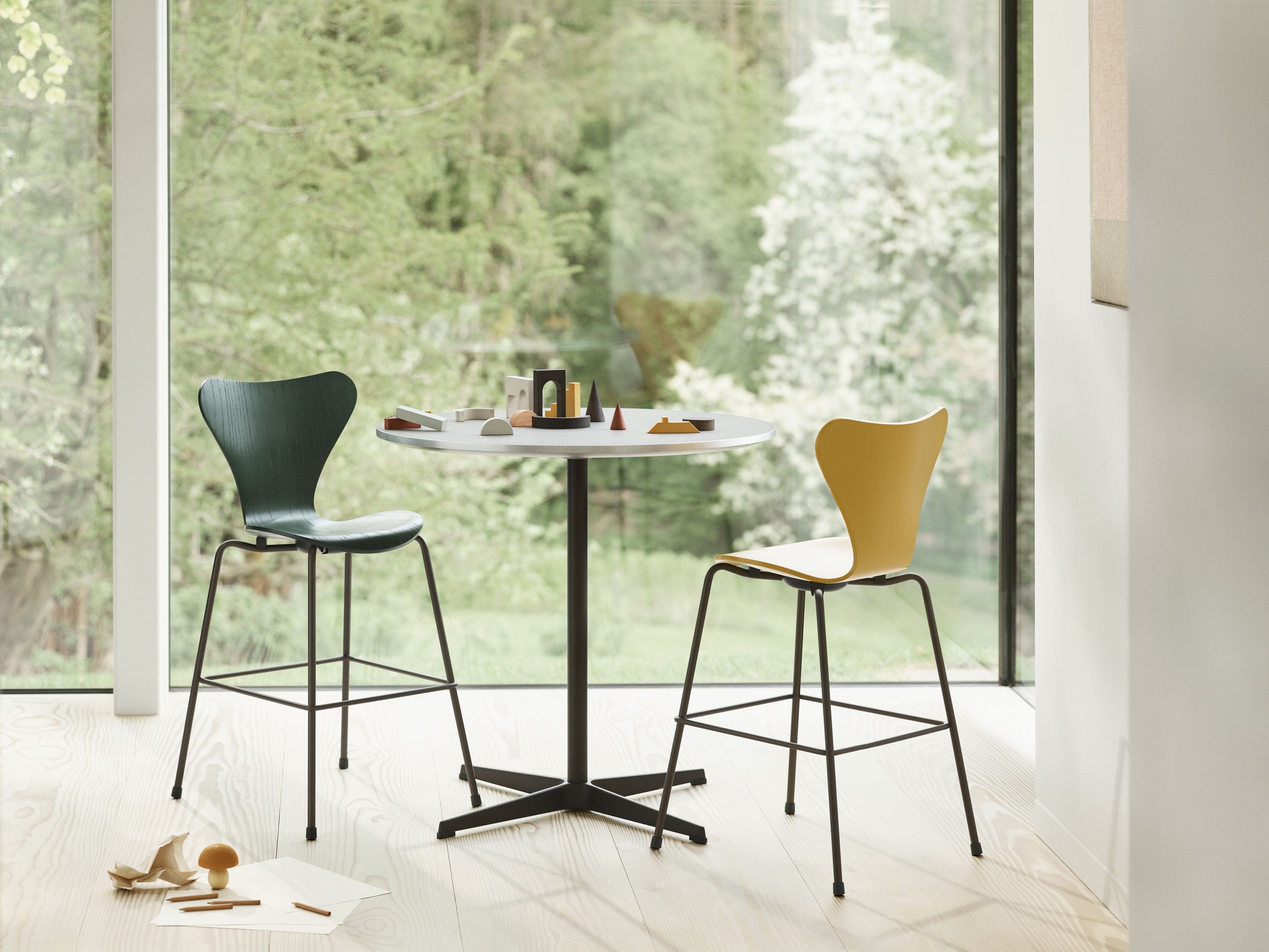 Fritz Hansen Series 7 Silla junior, bronce marrón/amarillo quemado