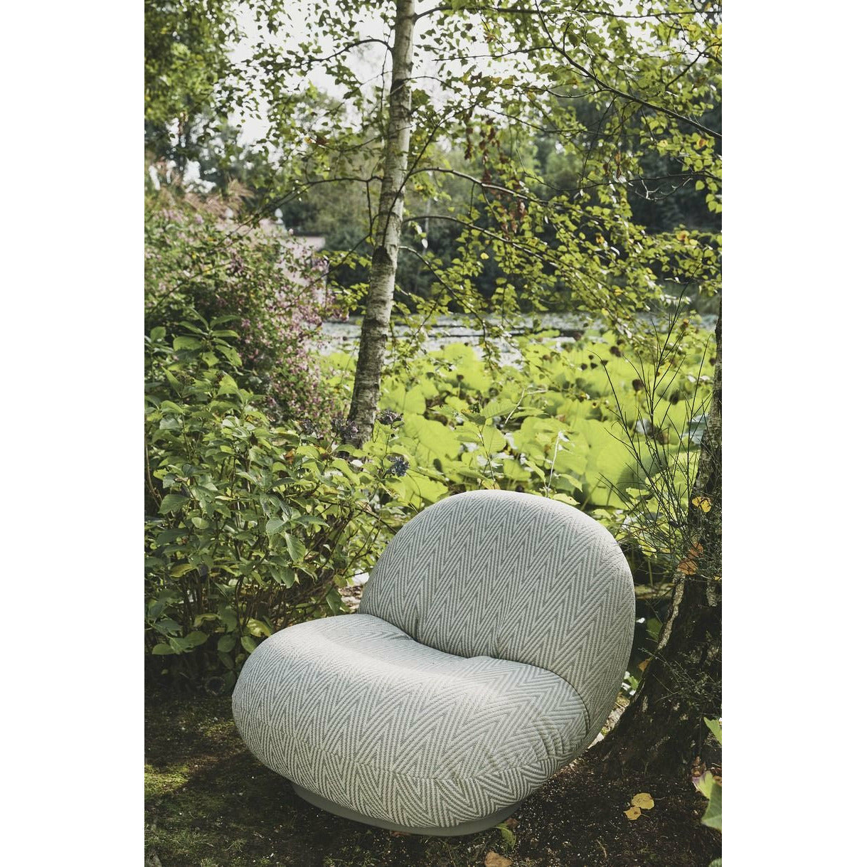 Gubi Pacha Outdoor Lounge Chaise pivotante rembourrée, CHENILLE SPÉCIAL 008