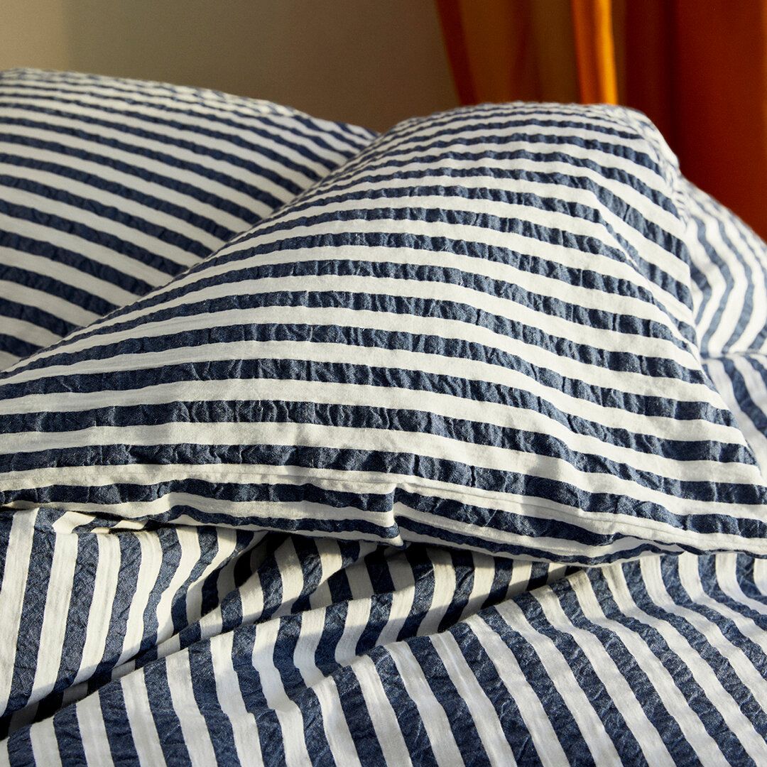 JUNA Bæk y Bølge Lines Bed Linen 200x220 cm, azul oscuro/blanco
