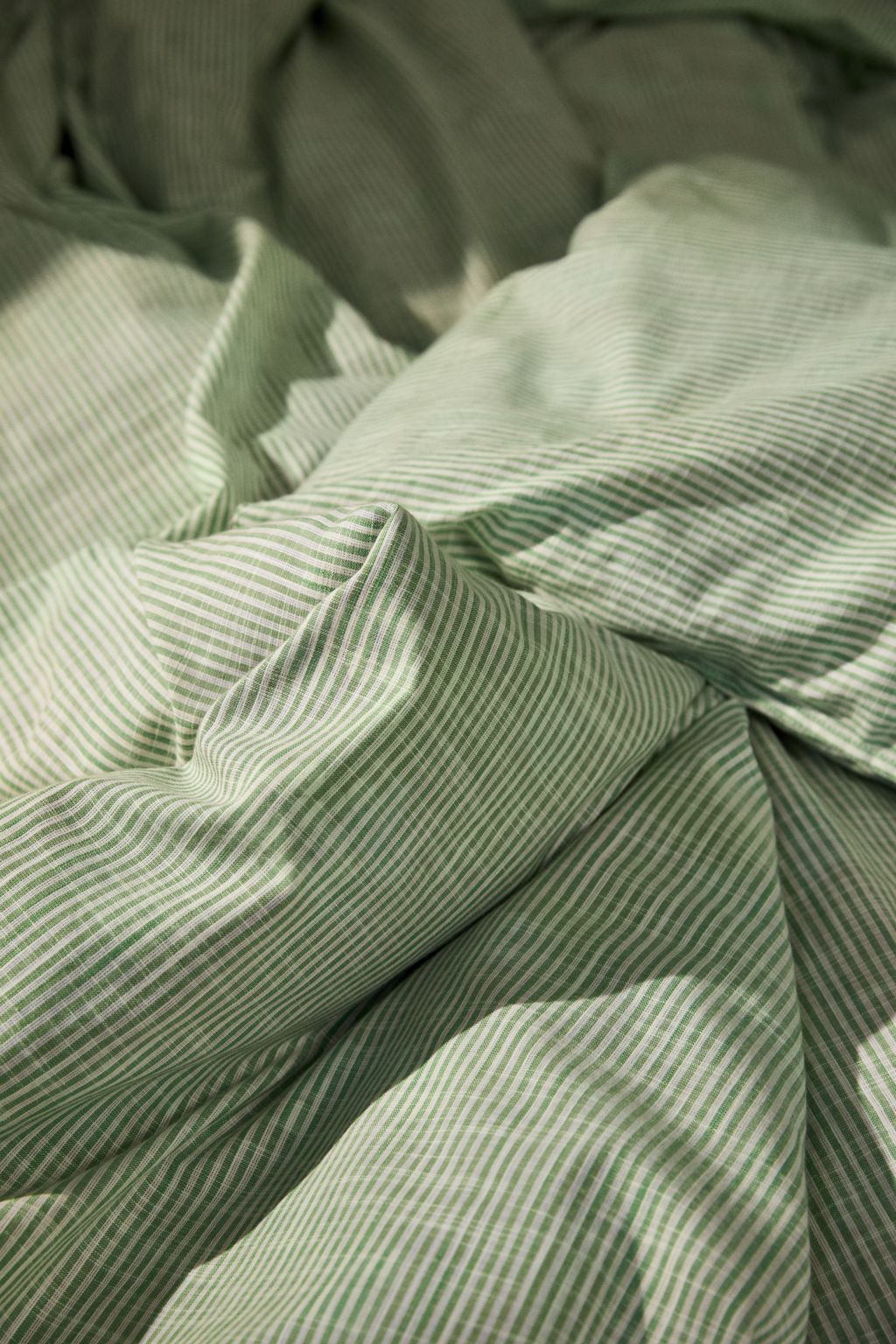 Juna Monokrome linjer sengelinned 140 x200 cm, grøn/hvid