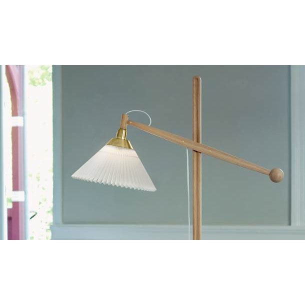 Le lampadaire du Klint 325 chêne, teinte en papier