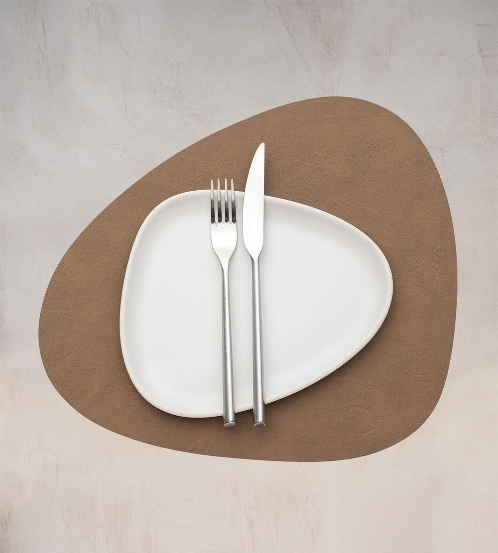 Lind ADN Curve Placemat Nupo Leather M, marron