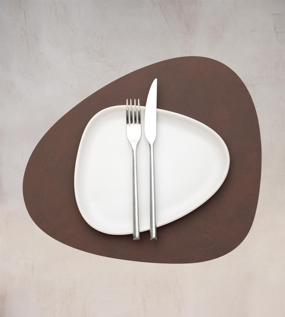 Lind ADN Curve Placemat Nupo Leather M, brun foncé