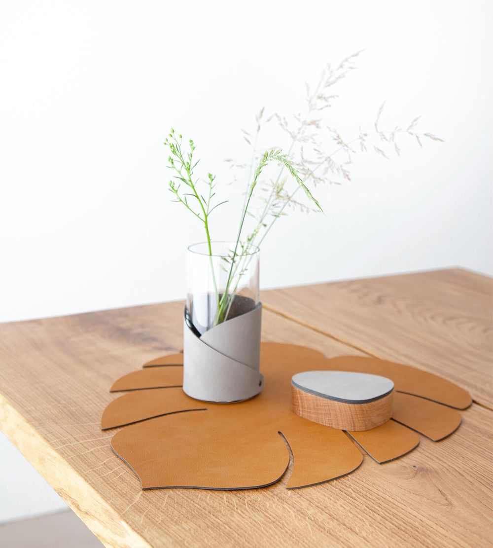 Lind ADNa Leaf Placemat Nupo Leather L, Curry brûlé