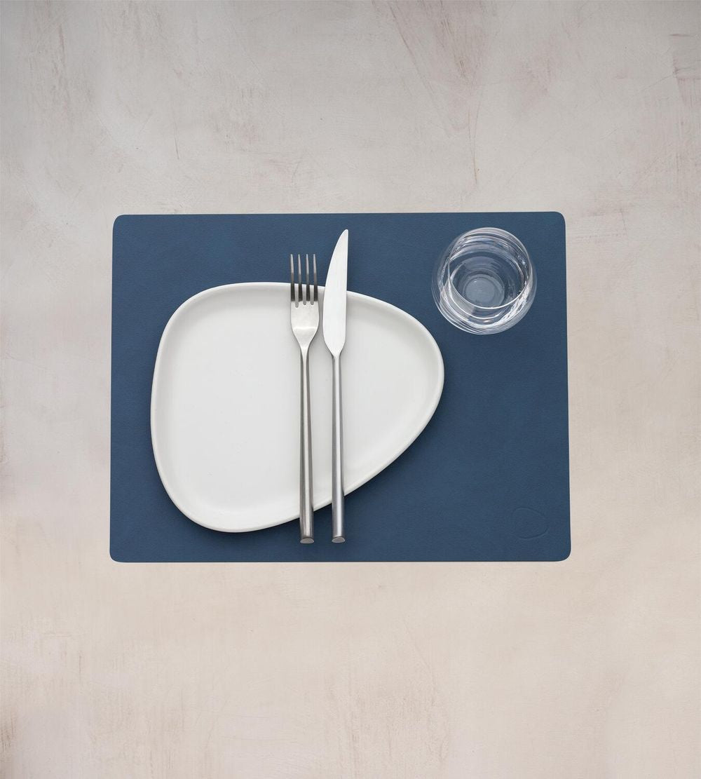 Lind DNA Square Placemat Nupo Leather M, bleu foncé